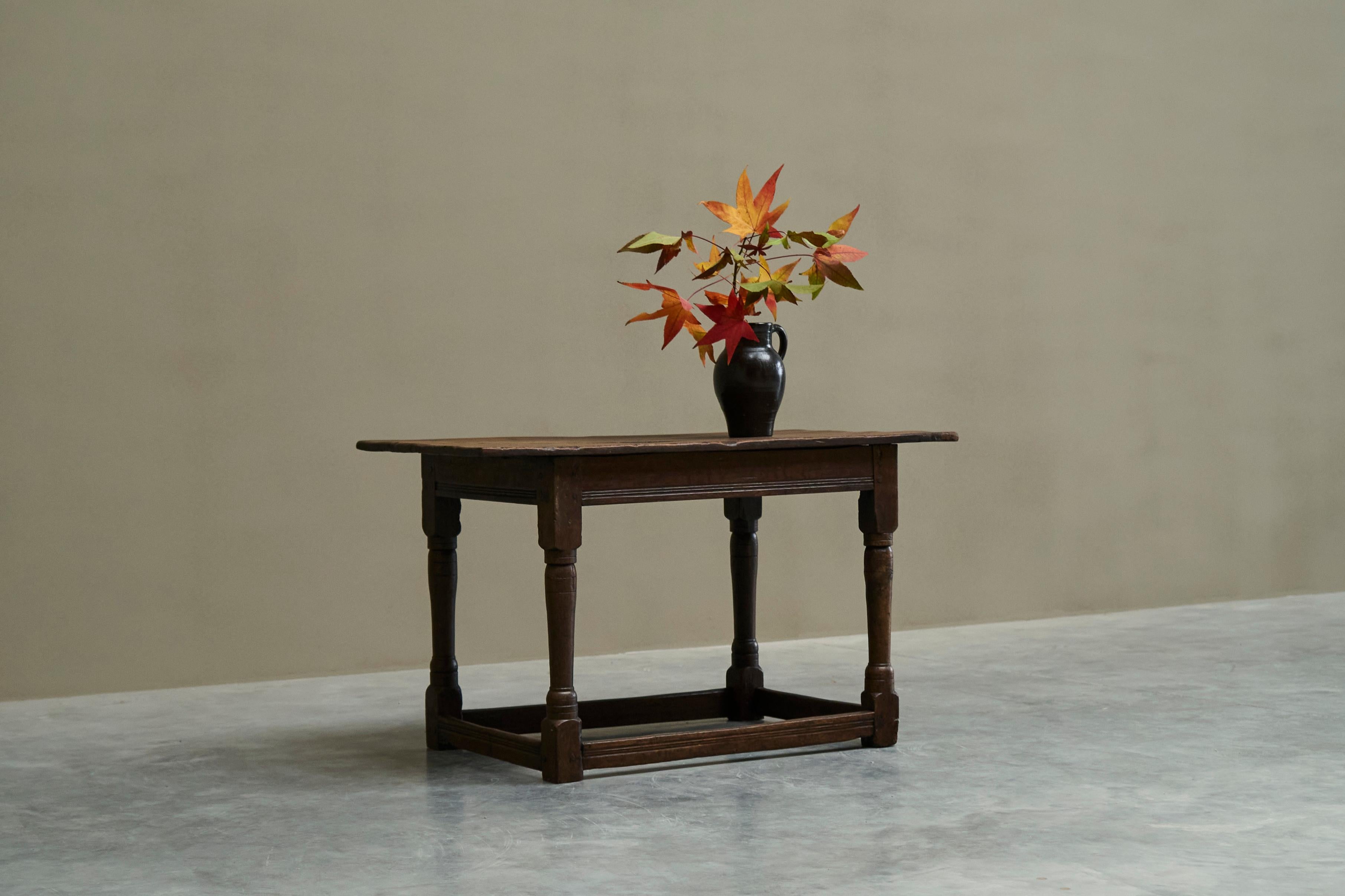 Table d'appoint de réfectoire en chêne massif de style Wabi Sabi Début du 19e siècle Bon état - En vente à Meer, VAN