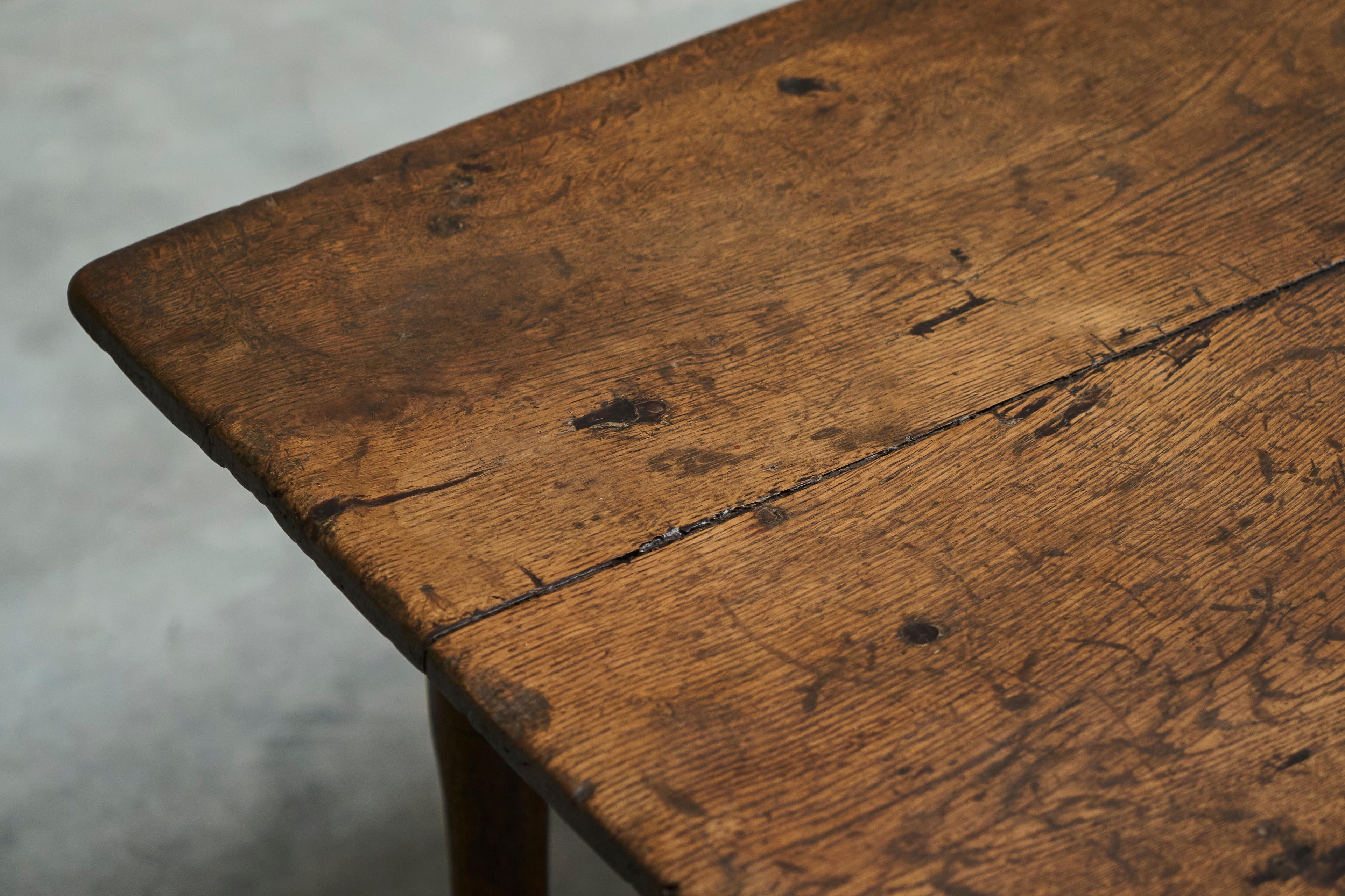 XIXe siècle Table d'appoint de réfectoire en chêne massif de style Wabi Sabi Début du 19e siècle en vente
