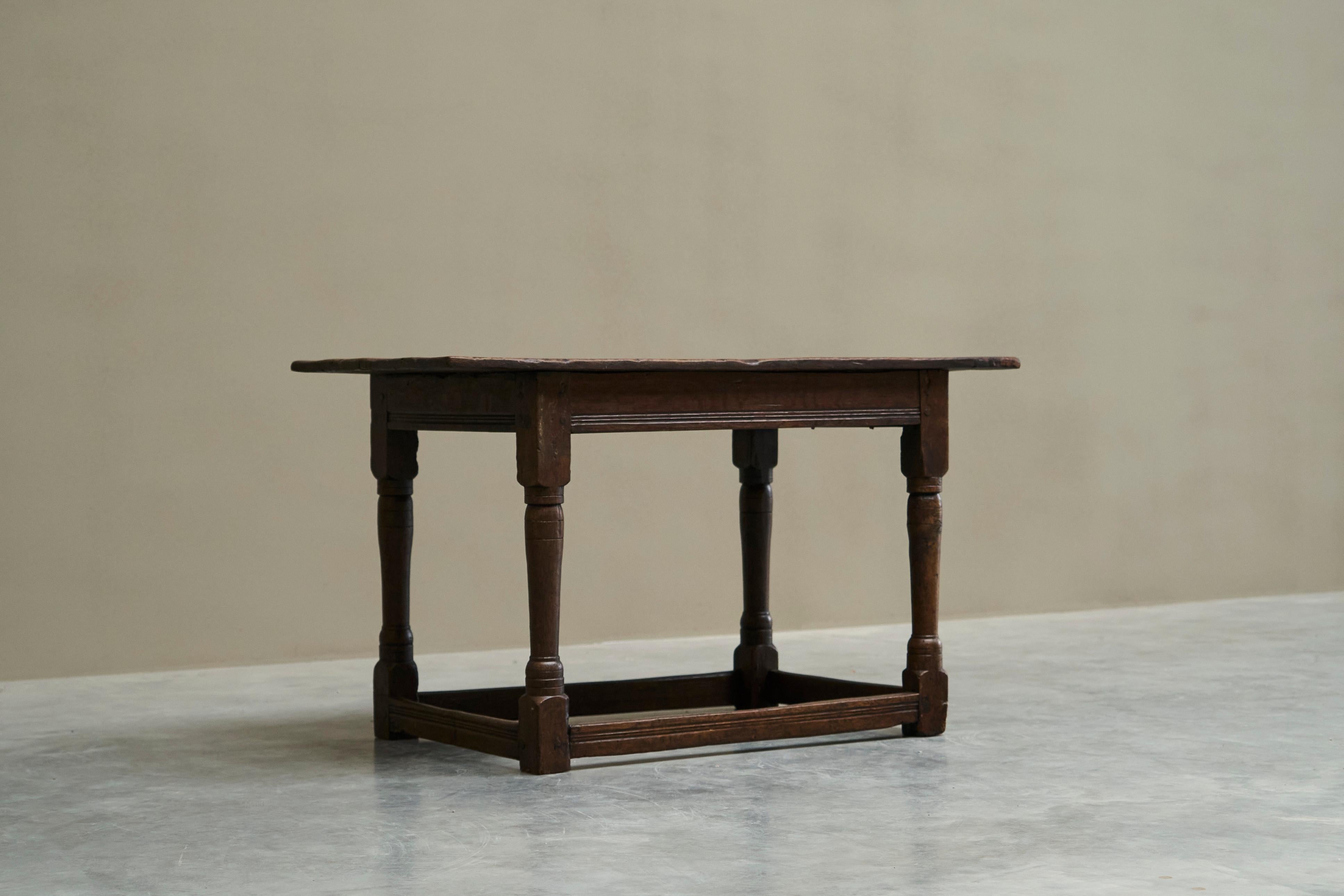 Chêne Table d'appoint de réfectoire en chêne massif de style Wabi Sabi Début du 19e siècle en vente