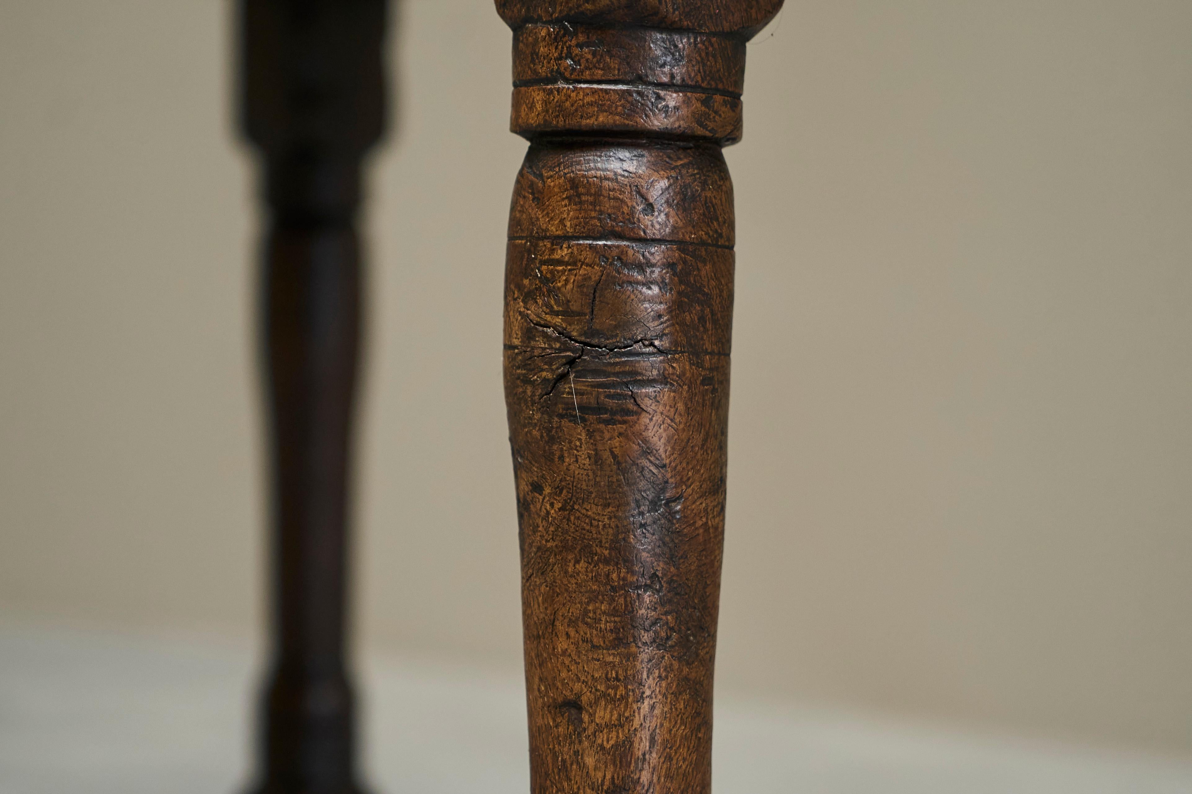 Table d'appoint de réfectoire en chêne massif de style Wabi Sabi Début du 19e siècle en vente 1