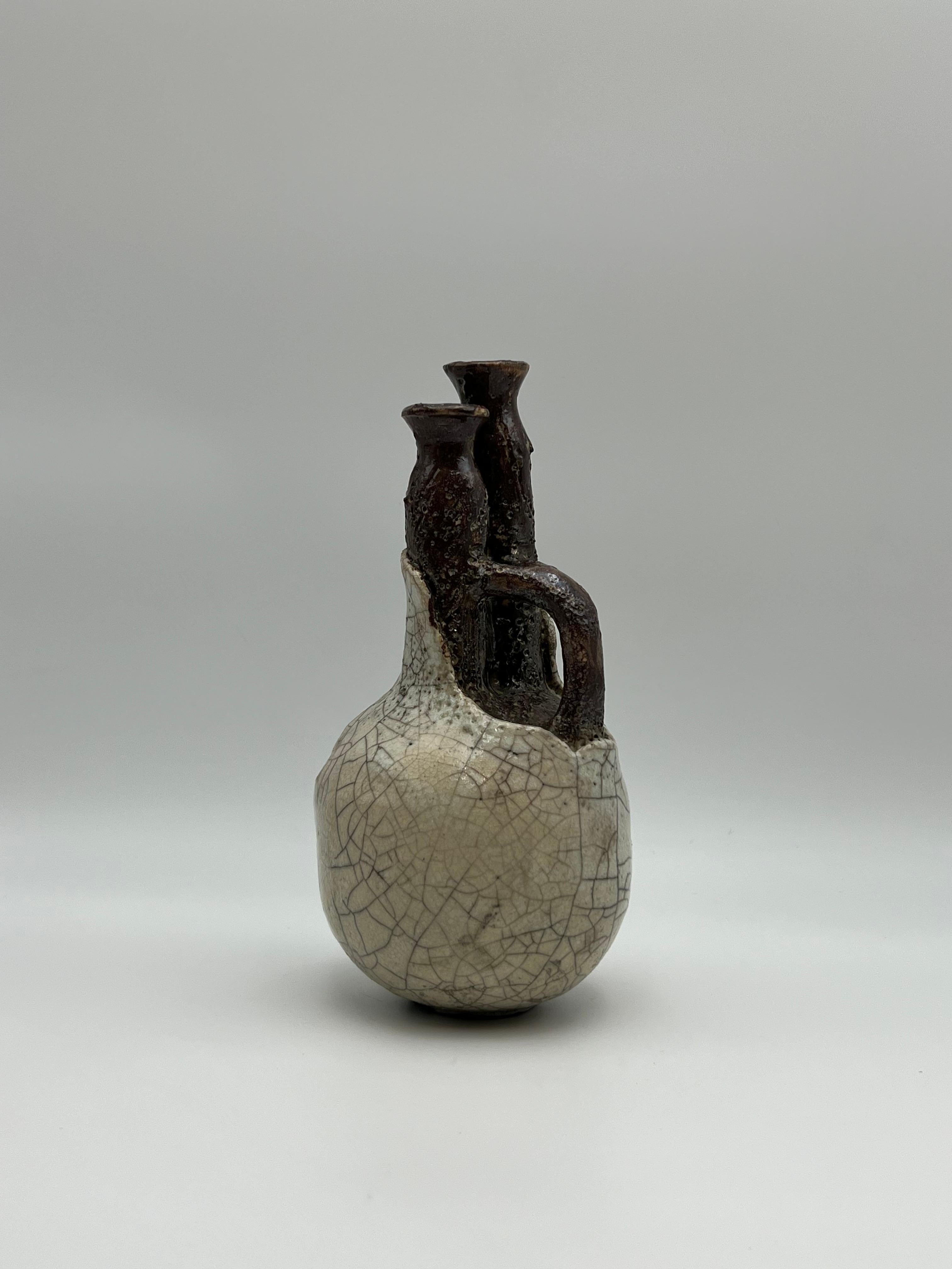 Rustico Vaso a imbuto gemello in stile Wabi Sabi Studio Pottery di Vassos Demetriou, anni '80 in vendita