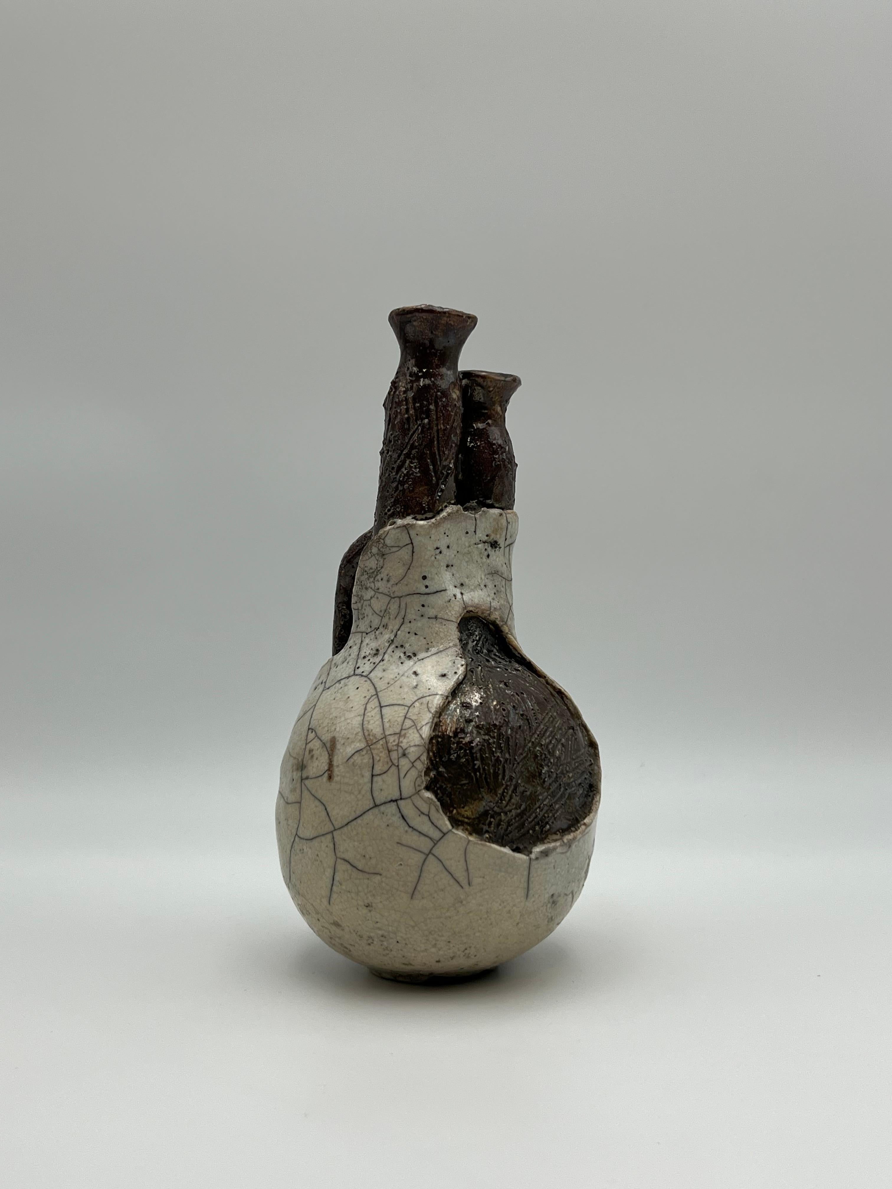 Fatto a mano Vaso a imbuto gemello in stile Wabi Sabi Studio Pottery di Vassos Demetriou, anni '80 in vendita
