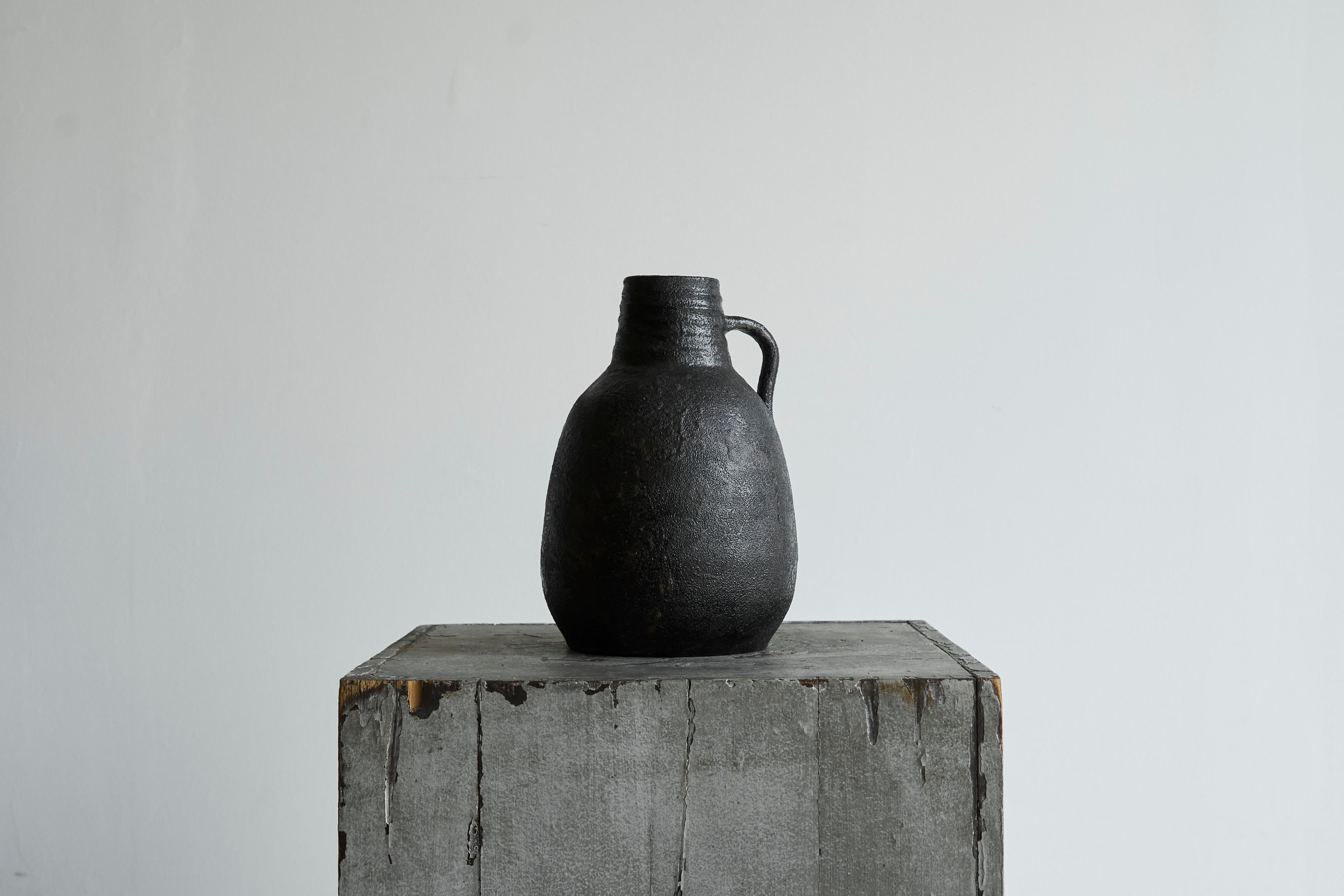 Wabi Sabi Style Studio Pottery Vase in Black. Europe, Mid 20th Century.

A wonderful and very elegant vase. This studio pottery piece made in the middle of the 20th century is timeless and very versatile - wonderful wabi sabi / Japandi appearance.