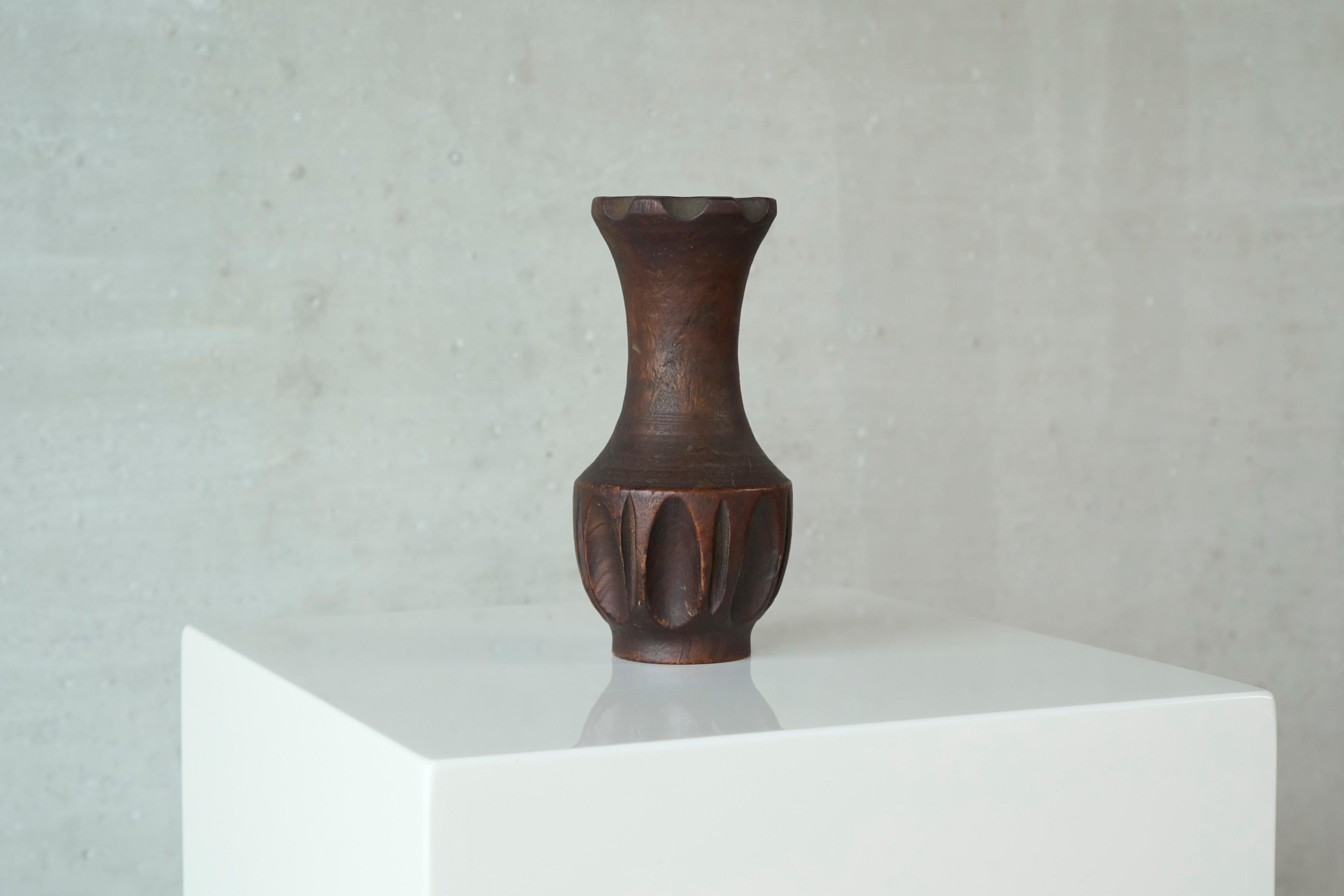 Jarrón Estilo Wabi Sabi en Madera Tallada, Europa, Años 60.

Maravilloso jarrón de madera tallada con un bonito aspecto wabi sabi. Gran diseño con detalles tallados y una forma de base esbelta. Gran color y tono, funciona de maravilla en un interior