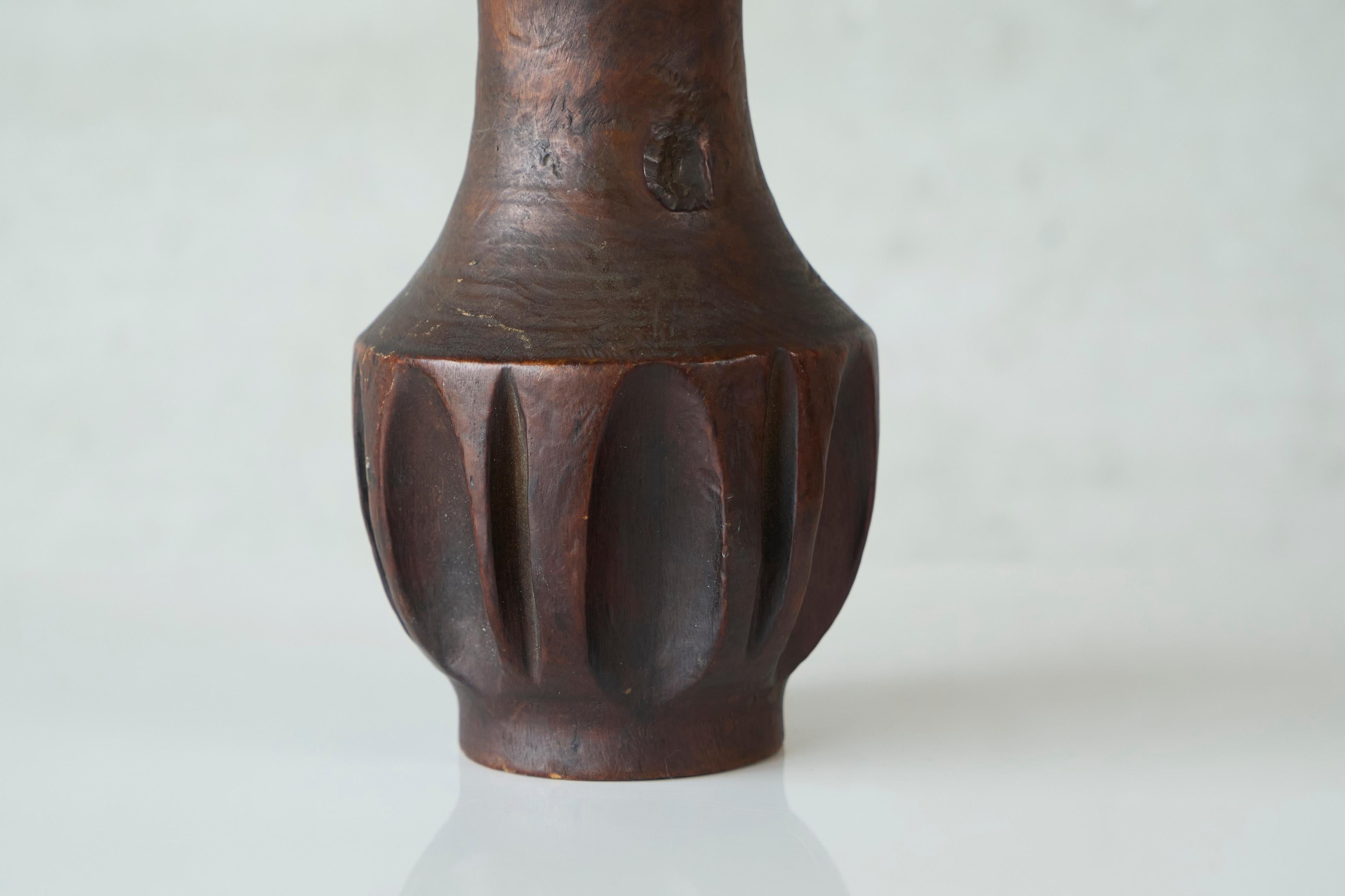 Jarrón Estilo Wabi Sabi en Madera Tallada Años 60 en Bueno estado para la venta en Meer, VAN