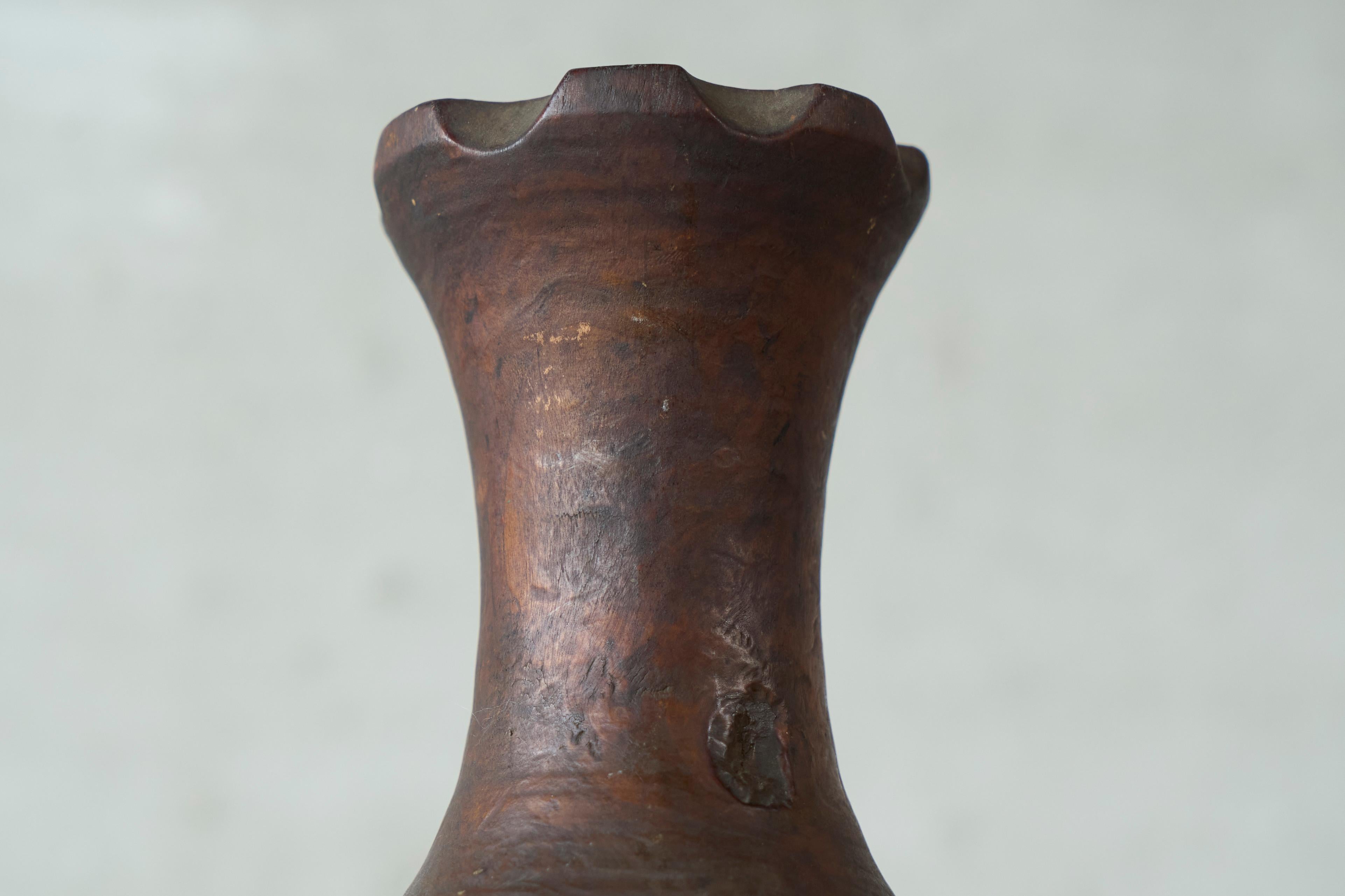 Jarrón Estilo Wabi Sabi en Madera Tallada Años 60 siglo XX en venta