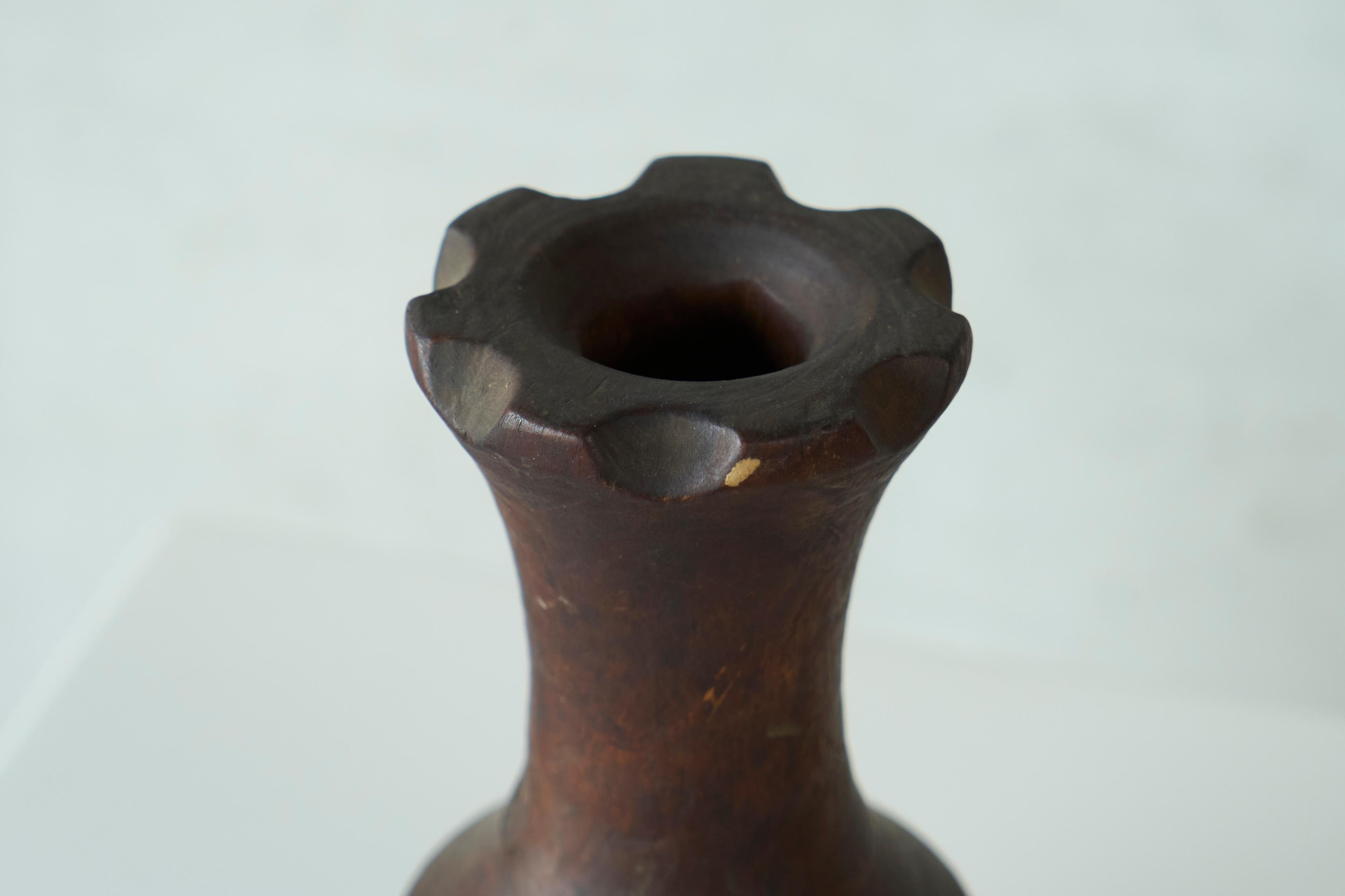 Jarrón Estilo Wabi Sabi en Madera Tallada Años 60 en venta 1