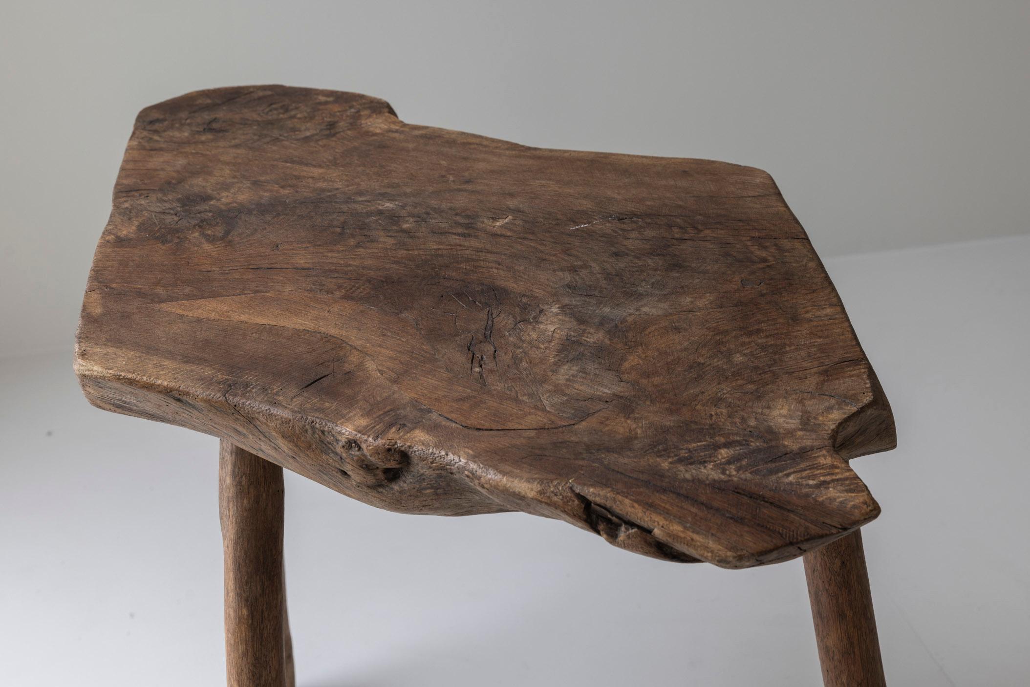 Mesa auxiliar trípode wabi sabi de olmo macizo procedente de Francia, de los años 50 en venta 3