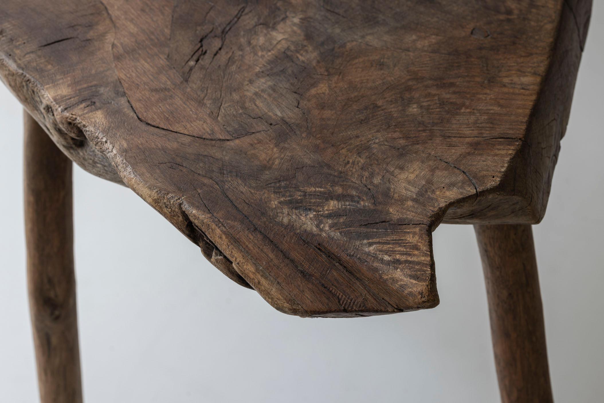 Mesa auxiliar trípode wabi sabi de olmo macizo procedente de Francia, de los años 50 en venta 4