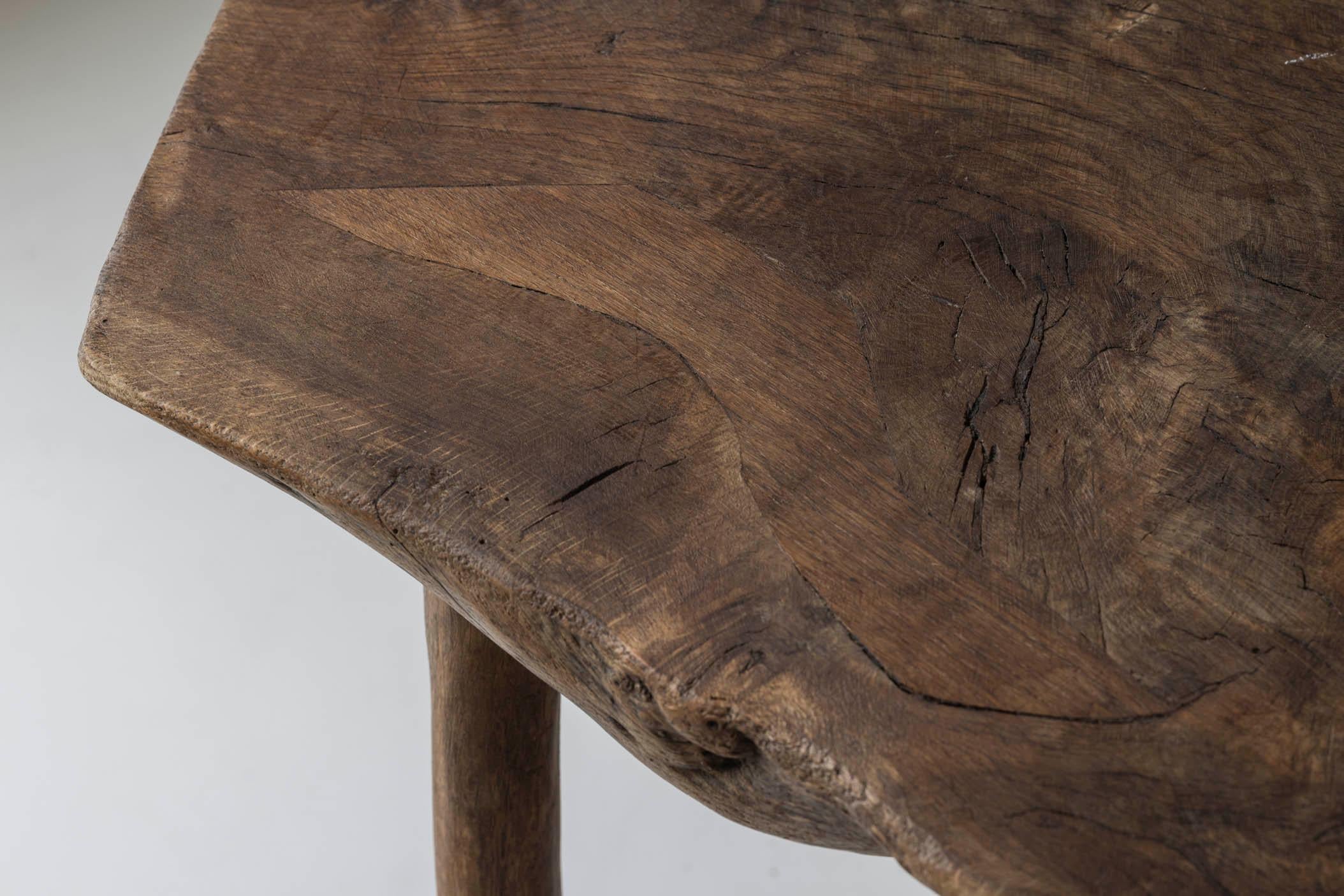 Mesa auxiliar trípode wabi sabi de olmo macizo procedente de Francia, de los años 50 en venta 5