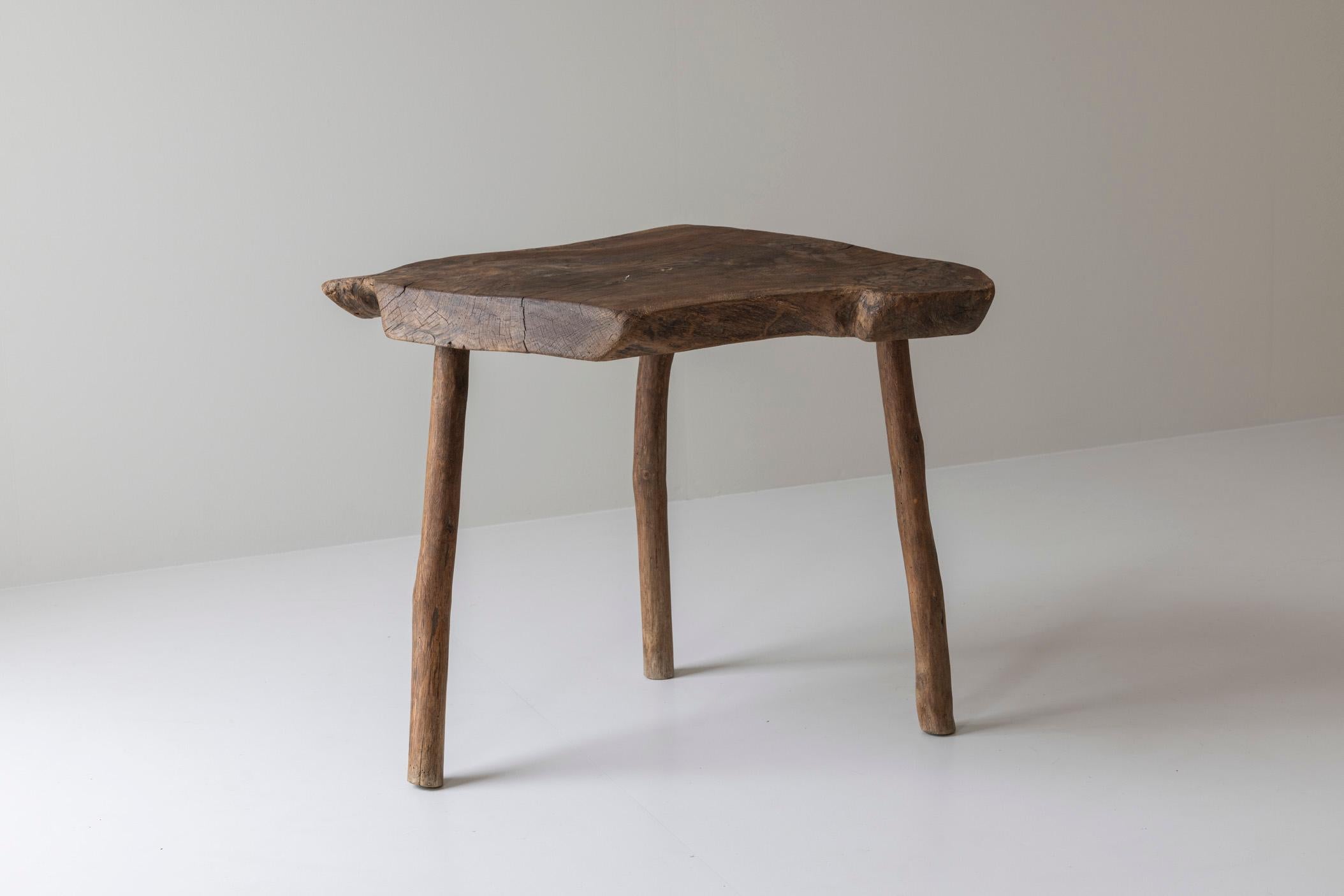 Mesa auxiliar trípode wabi sabi de olmo macizo procedente de Francia, de los años 50 en venta 6