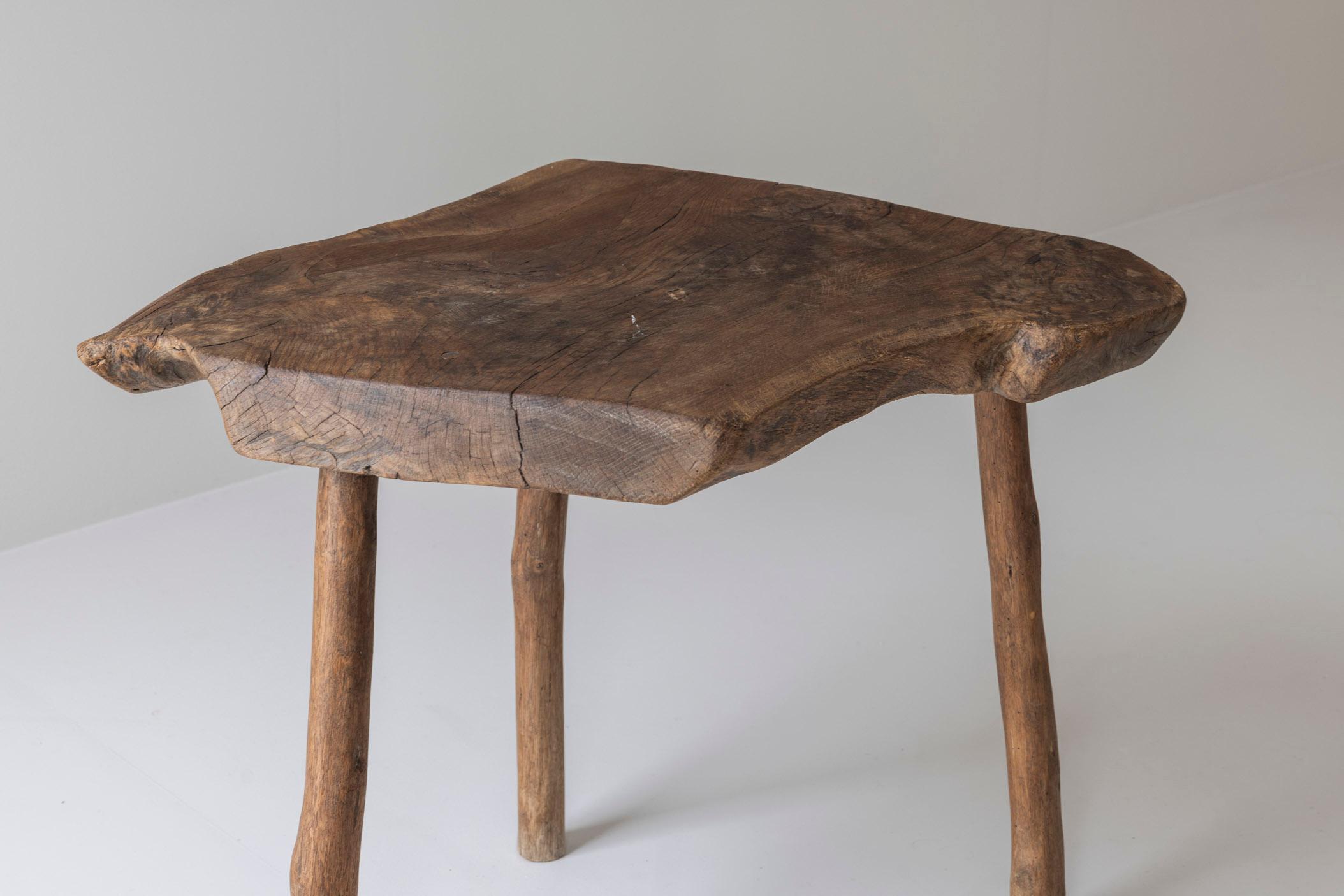 Mesa auxiliar trípode wabi sabi de olmo macizo procedente de Francia, de los años 50 en venta 7