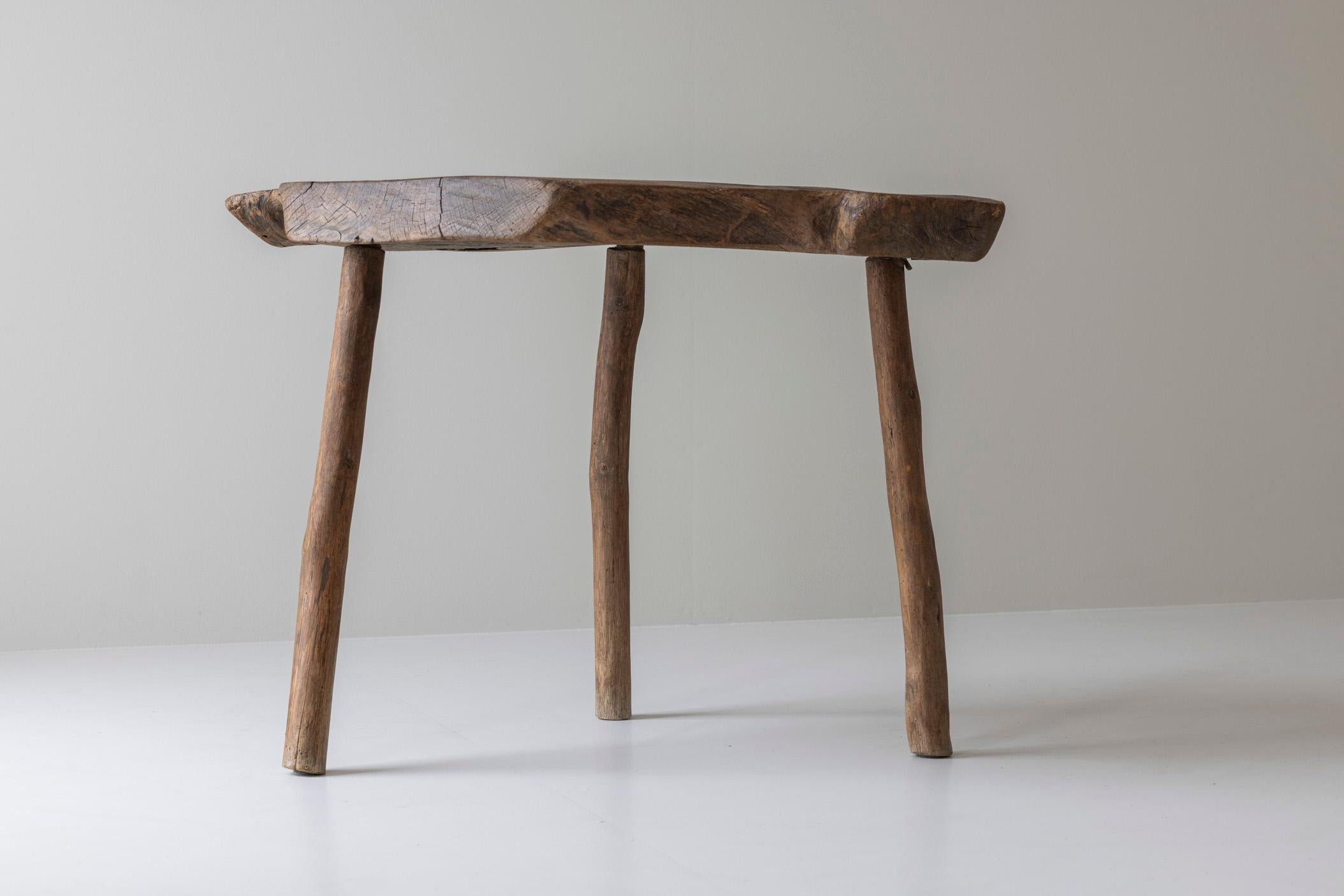 Mesa auxiliar trípode wabi sabi de olmo macizo procedente de Francia, de los años 50 en venta 8