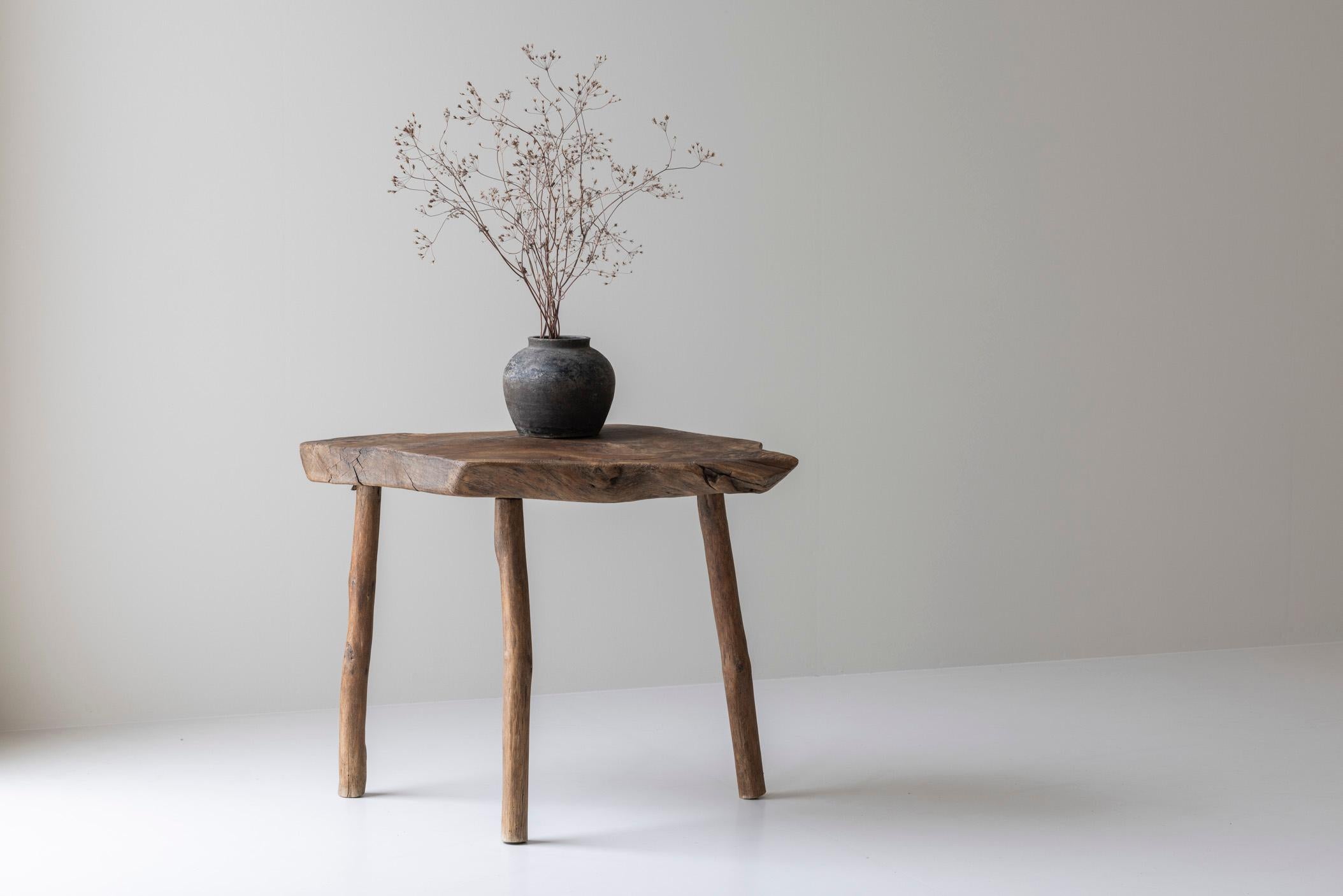 Preciosa mesa auxiliar trípode wabi sabi de olmo macizo procedente de Francia, de los años 50. Esta mesa auxiliar se presenta en su estado original, con una preciosa pátina general suave con mucho carácter. El artesano se inspiró en la filosofía