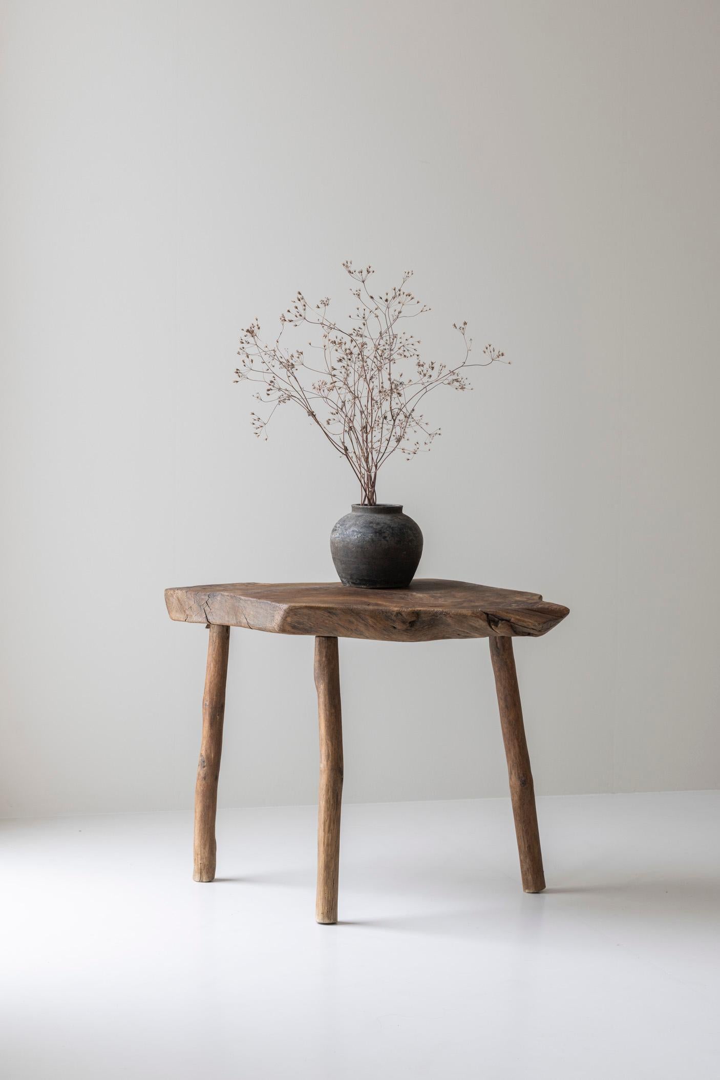 Mesa auxiliar trípode wabi sabi de olmo macizo procedente de Francia, de los años 50 Artes y manualidades en venta