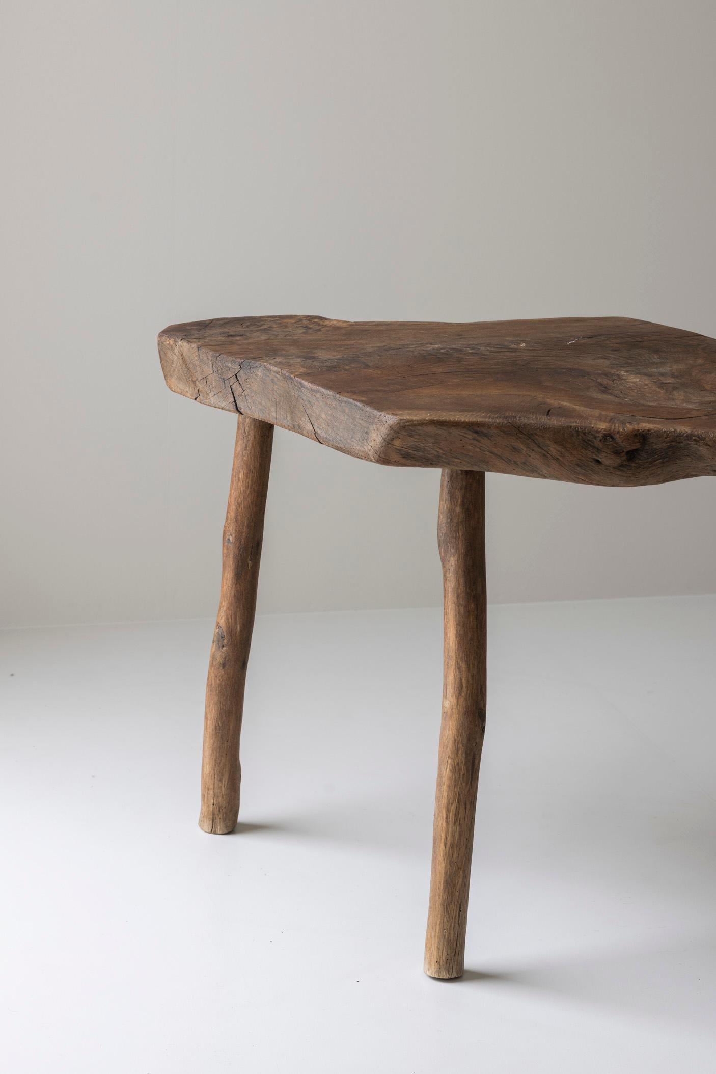 Mesa auxiliar trípode wabi sabi de olmo macizo procedente de Francia, de los años 50 Francés en venta