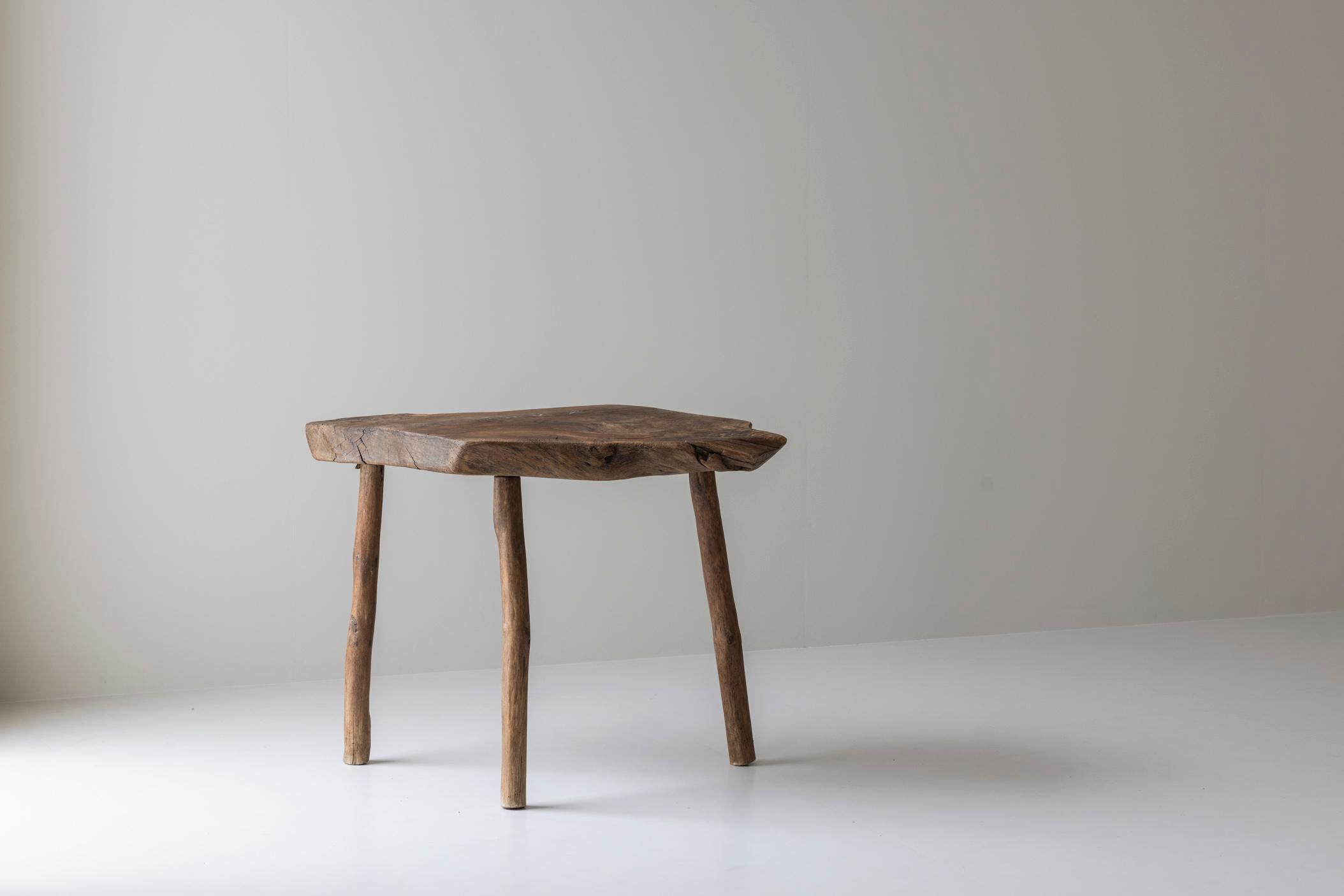 Mesa auxiliar trípode wabi sabi de olmo macizo procedente de Francia, de los años 50 en Bueno estado para la venta en Antwerp, BE