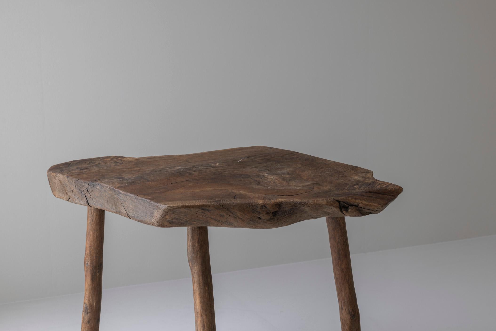 Mesa auxiliar trípode wabi sabi de olmo macizo procedente de Francia, de los años 50 mediados del siglo XX en venta