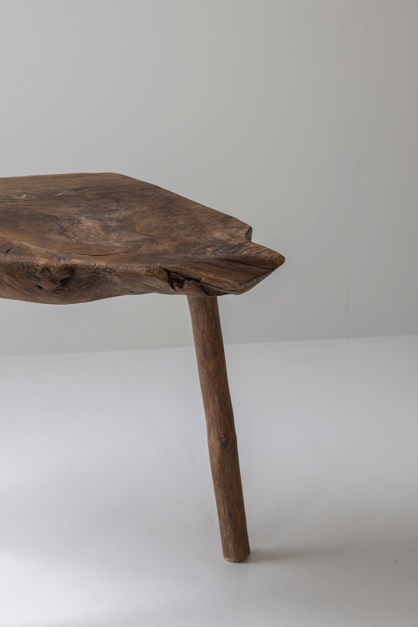 Mesa auxiliar trípode wabi sabi de olmo macizo procedente de Francia, de los años 50 Olmo en venta