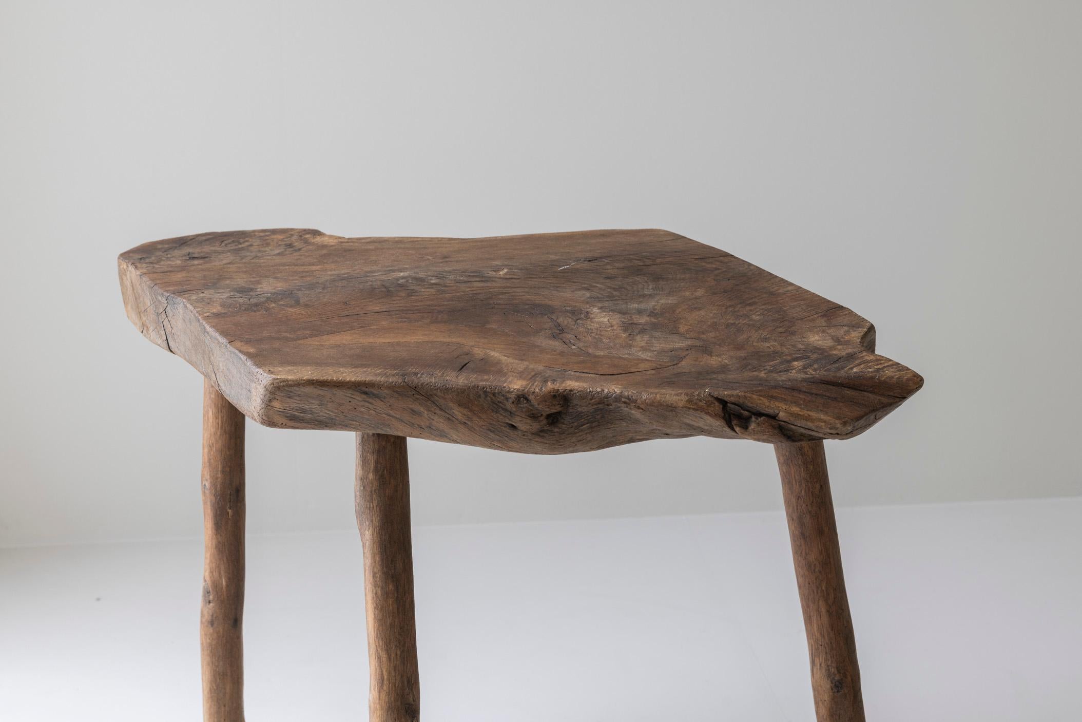 Mesa auxiliar trípode wabi sabi de olmo macizo procedente de Francia, de los años 50 en venta 1