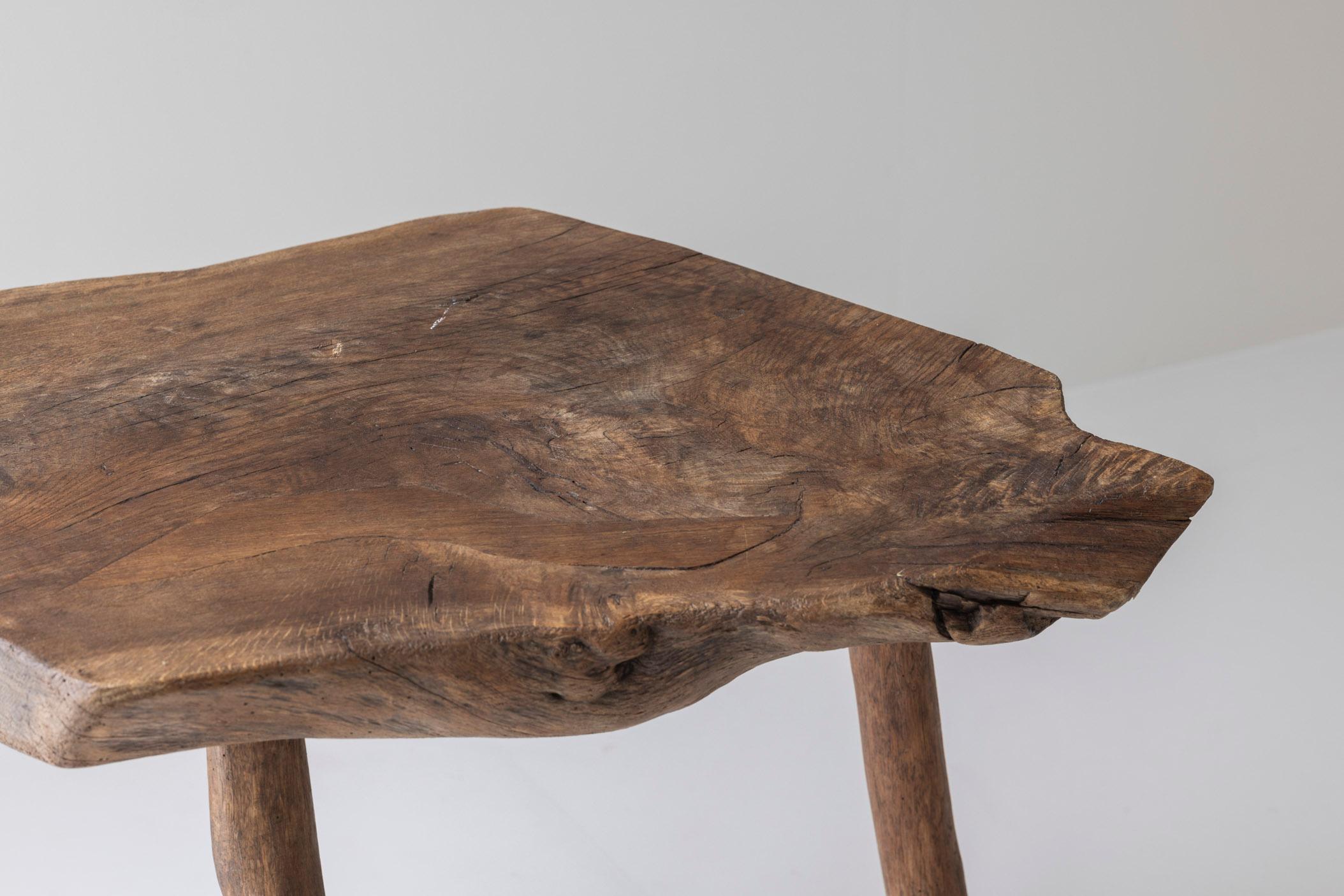 Mesa auxiliar trípode wabi sabi de olmo macizo procedente de Francia, de los años 50 en venta 2