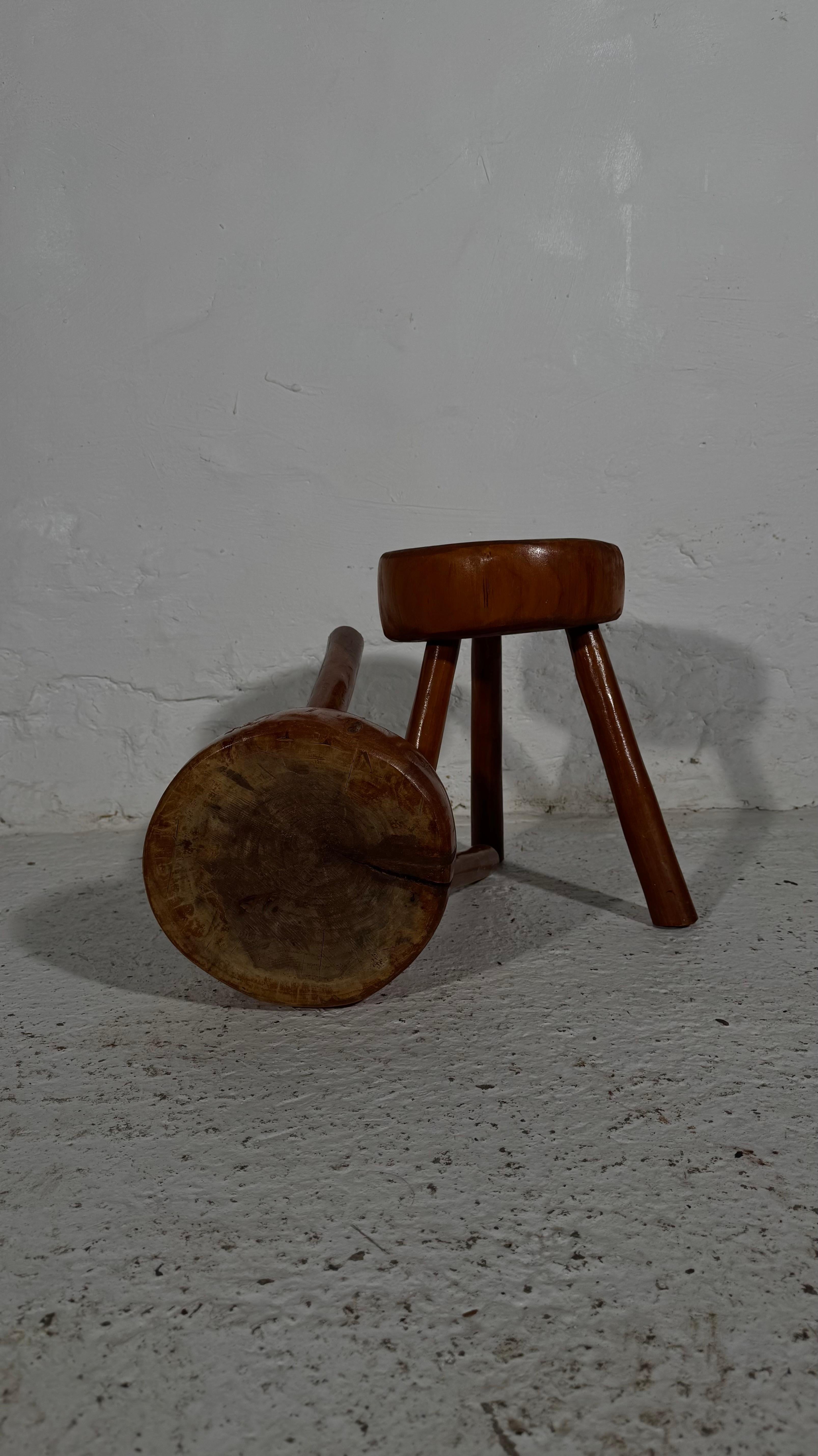 Wabi Sabi tripod stools, France 1960s, Set Of Two. In Good Condition For Sale In Antwerp, BE