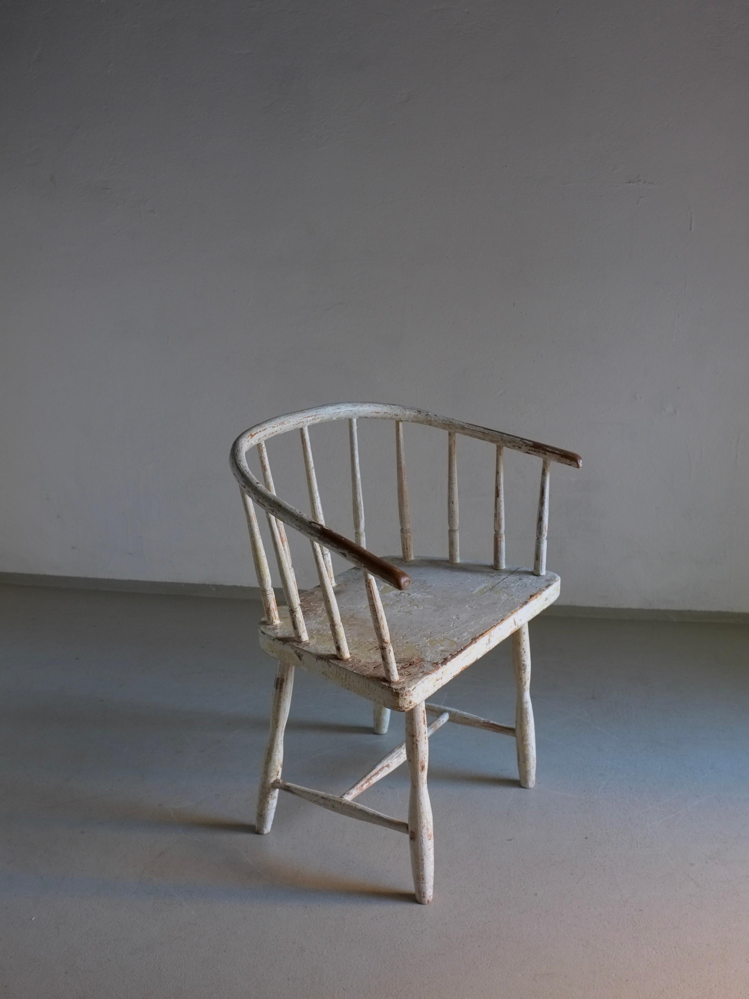 Sillón antiguo pintado de blanco con una bonita superficie descolorida. Me encanta esta forma de espalda asimétrica. Resistente y totalmente funcional.