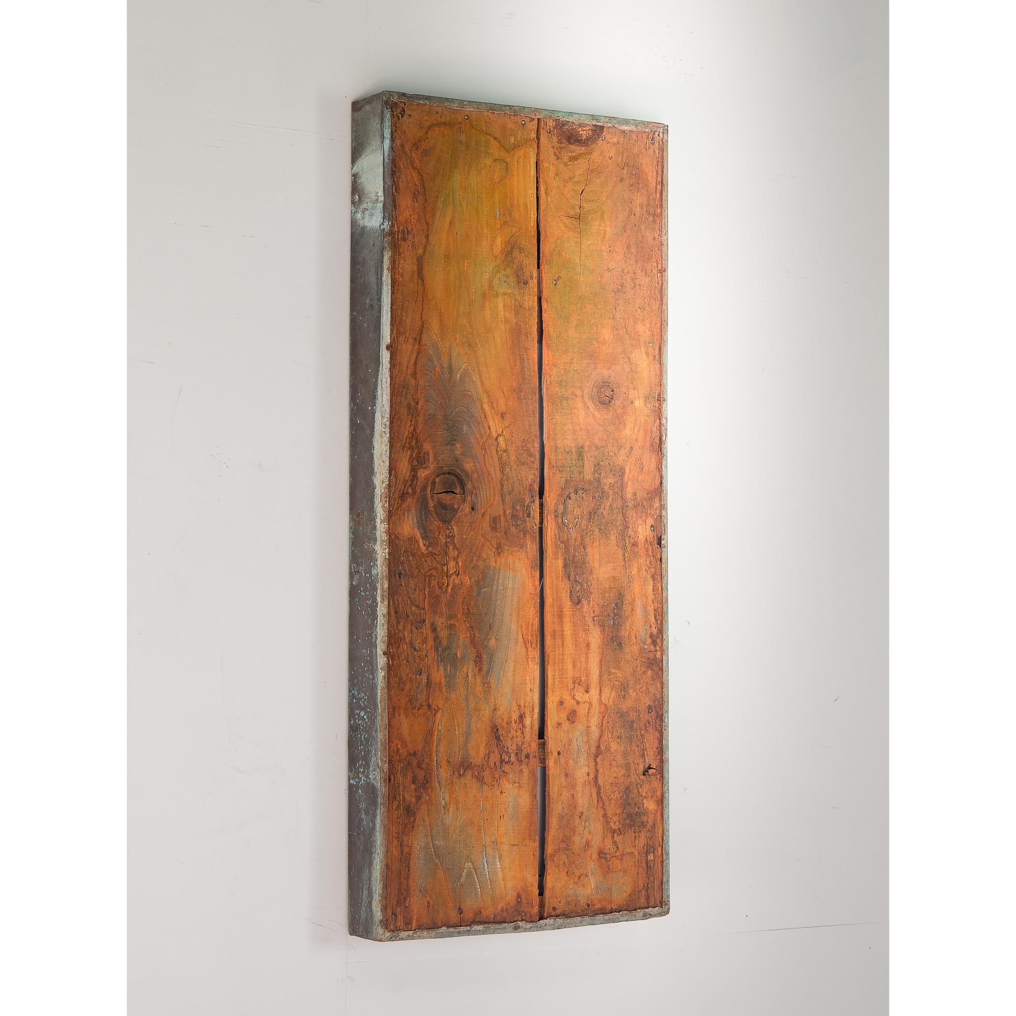 Decoración de pared de madera oxidada de color anaranjado con bordes de cobre patinado. 
Se puede exponer por ambos lados: la parte trasera se puede utilizar como una pequeña vitrina de pared. Vintage, rústico, con un toque wabi sabi.

Peso real del