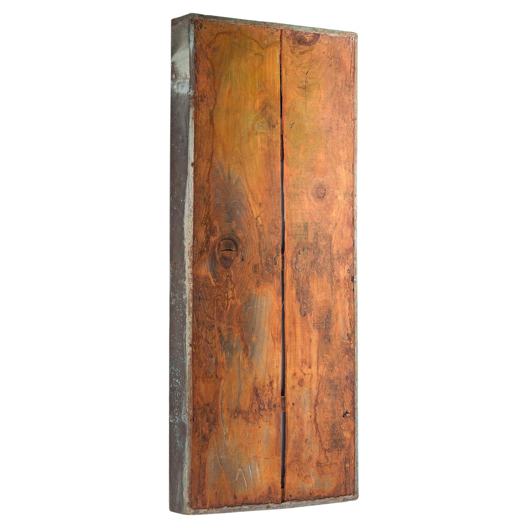 mobile da parete in legno arrugginito e rame patinato d'epoca. pezzo d'arte wabi sabi