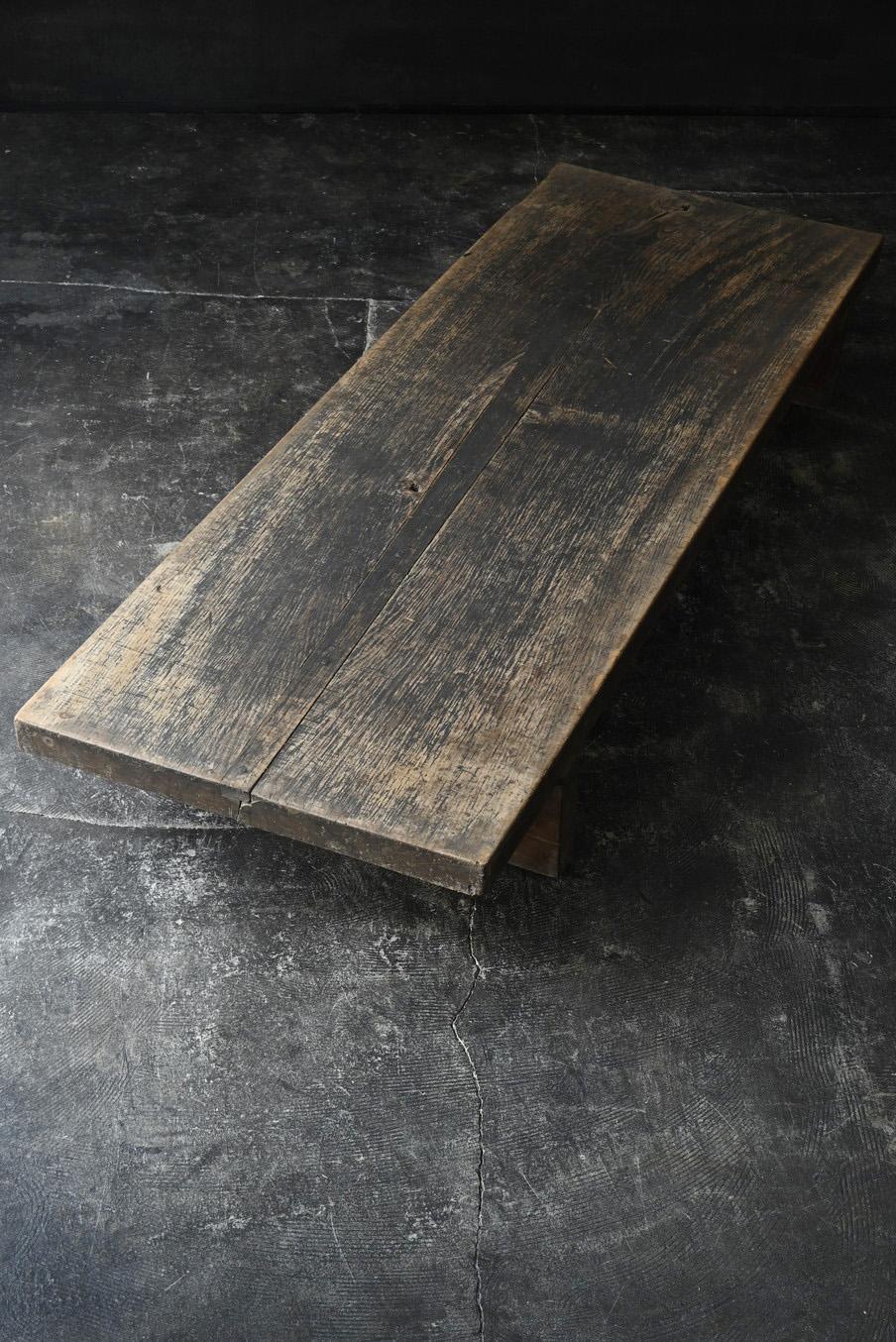 Se trata de un banco de trabajo de madera utilizado en una escuela primaria (Escuela Oshio) del noreste de la prefectura de Fukushima (Japón).

Esta mesa baja está hecha de madera de tochi o haya y es pesada y robusta.
El sabor del tablero es muy