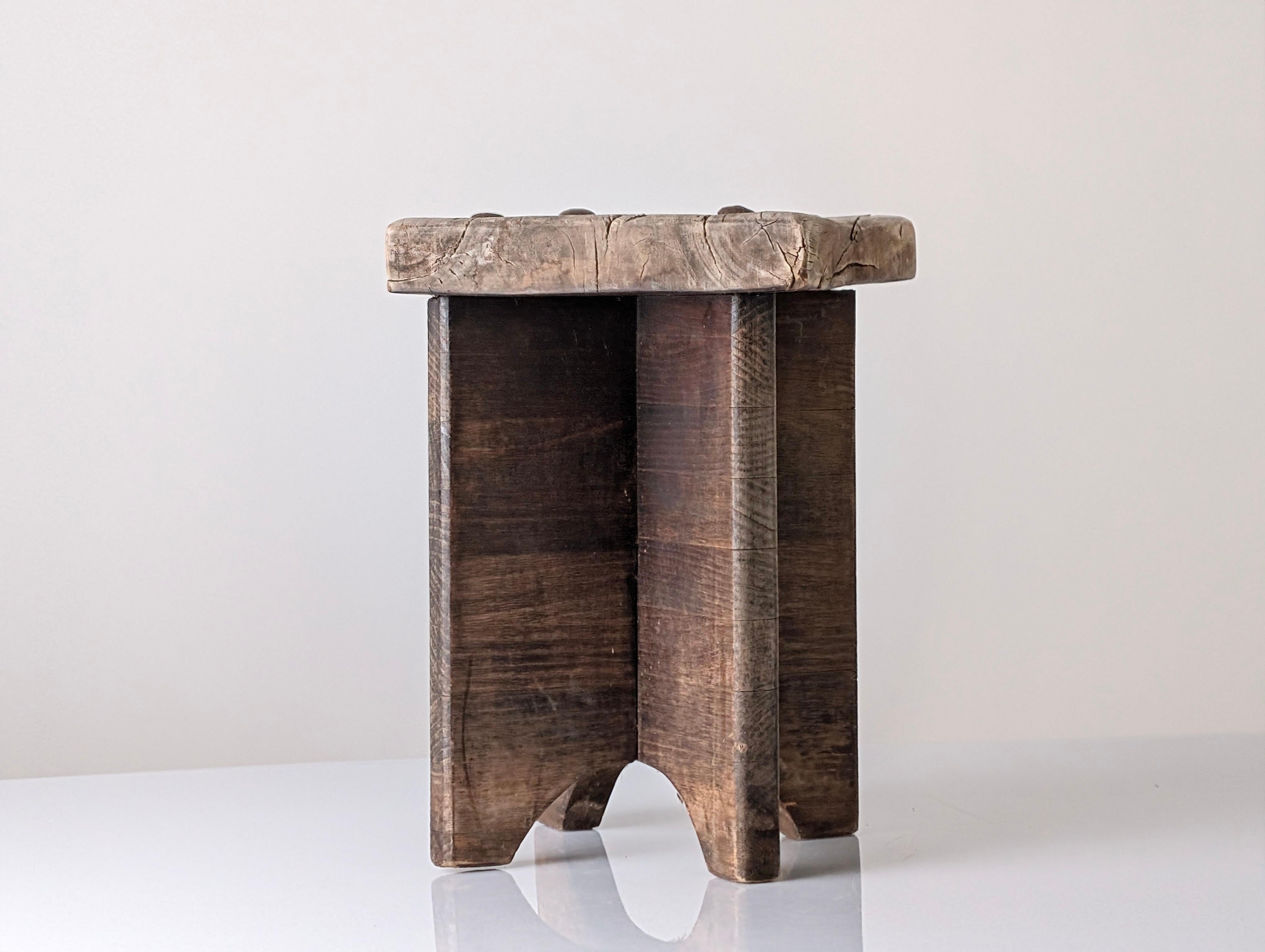 Sgabello in legno Wabi Sabi, 1800 In condizioni buone in vendita a Benalmadena, ES