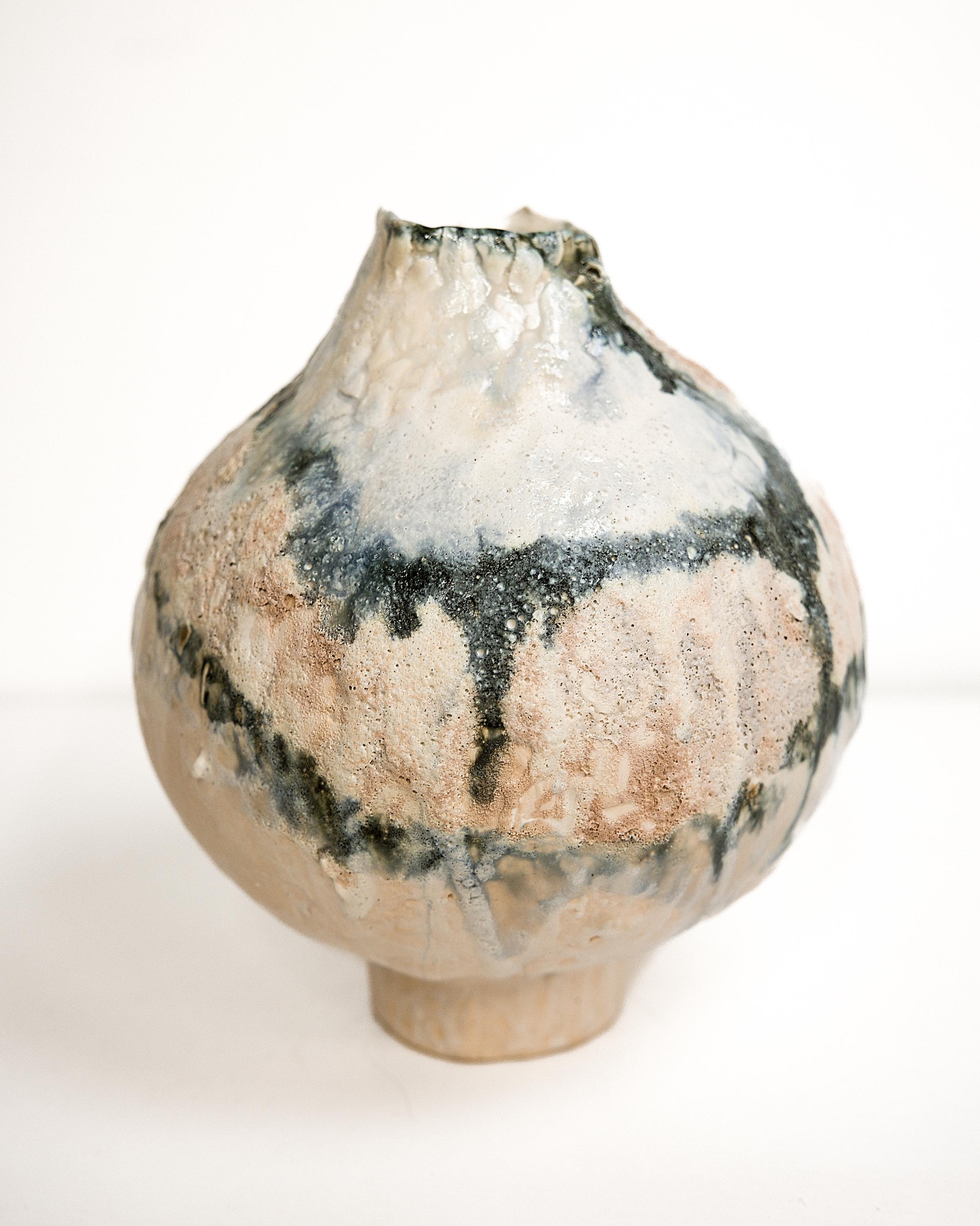 SÉRIE BOISÉE 

Vase lune 10 X 9  pouces de large

Un mélange de tradition et de modernité organique avec ce pot Large Moon  forme avec texture et plusieurs couches de glaçures personnalisées. argile brute, oxydes, glaçure volcanique
TEST DE SÉCURITÉ