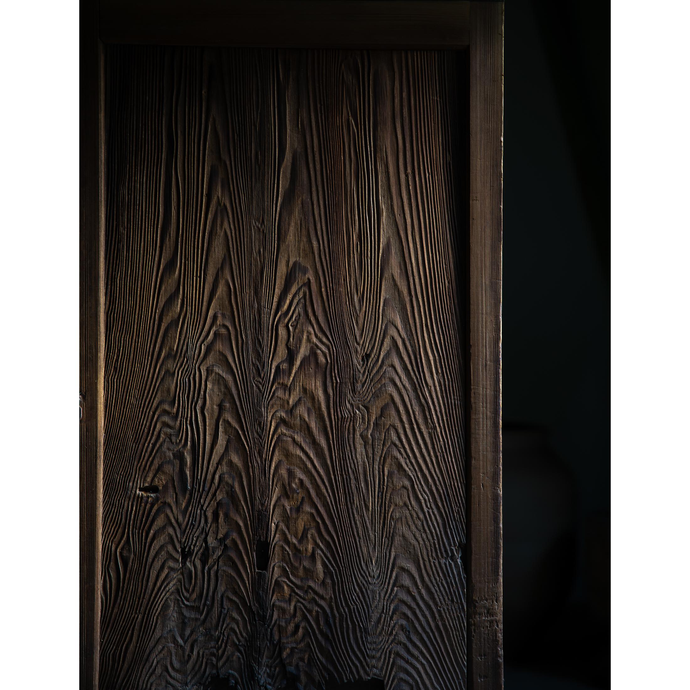 Nuevos hallazgos en la casa del maderero, cerca de Yoshino, prefectura de Nara, Japón.
Esta puerta, no corredera, se fabricó para puerta exterior o mueble de jardín hacia las décadas de 1870-1920, periodo Meiji a Taisho. 

Hecho de tablero de madera