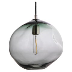 Lampe à suspension Wabi grise courte, verre soufflé à la main, fabriquée sur commande