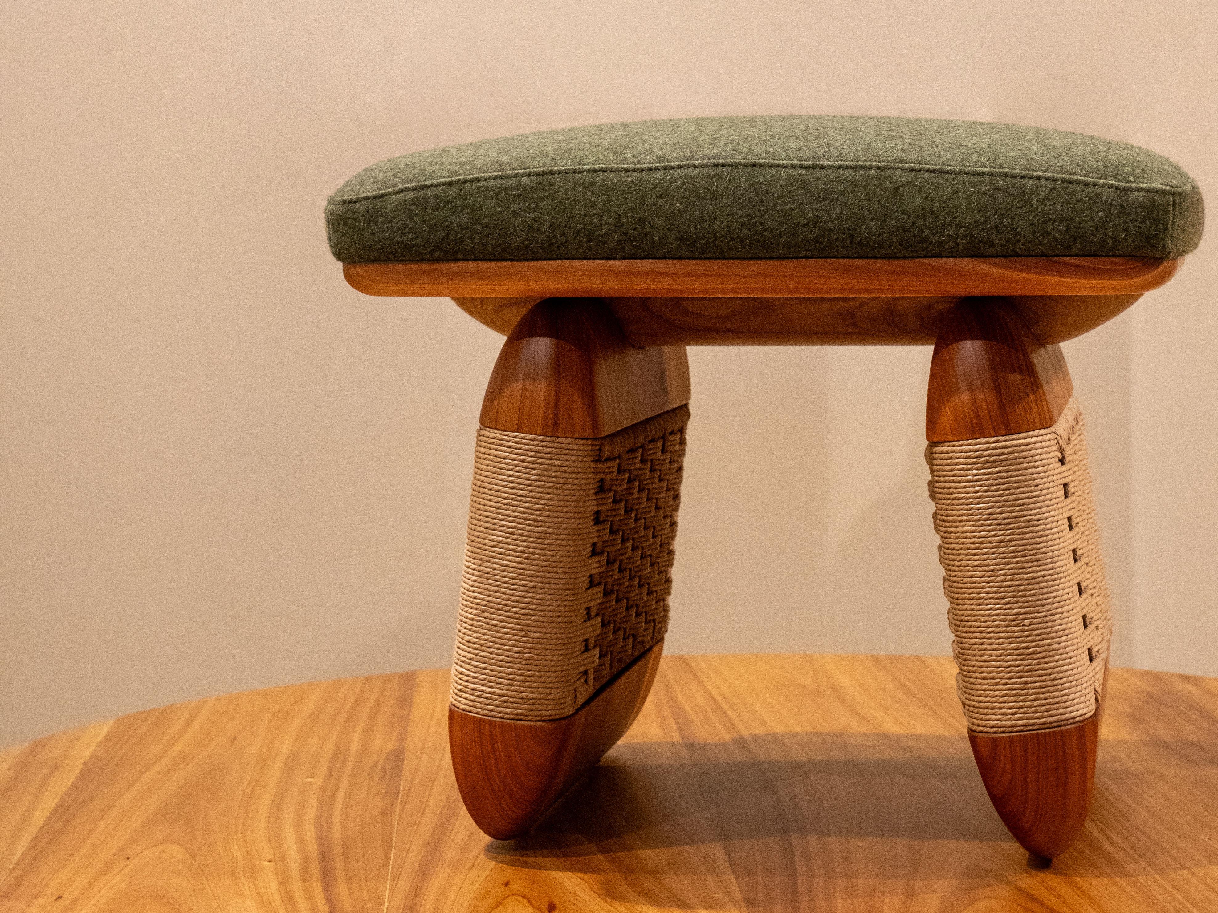 Tabouret Wabi en bois massif avec accents de chêne et cordon danois tissé à la main en vente 2