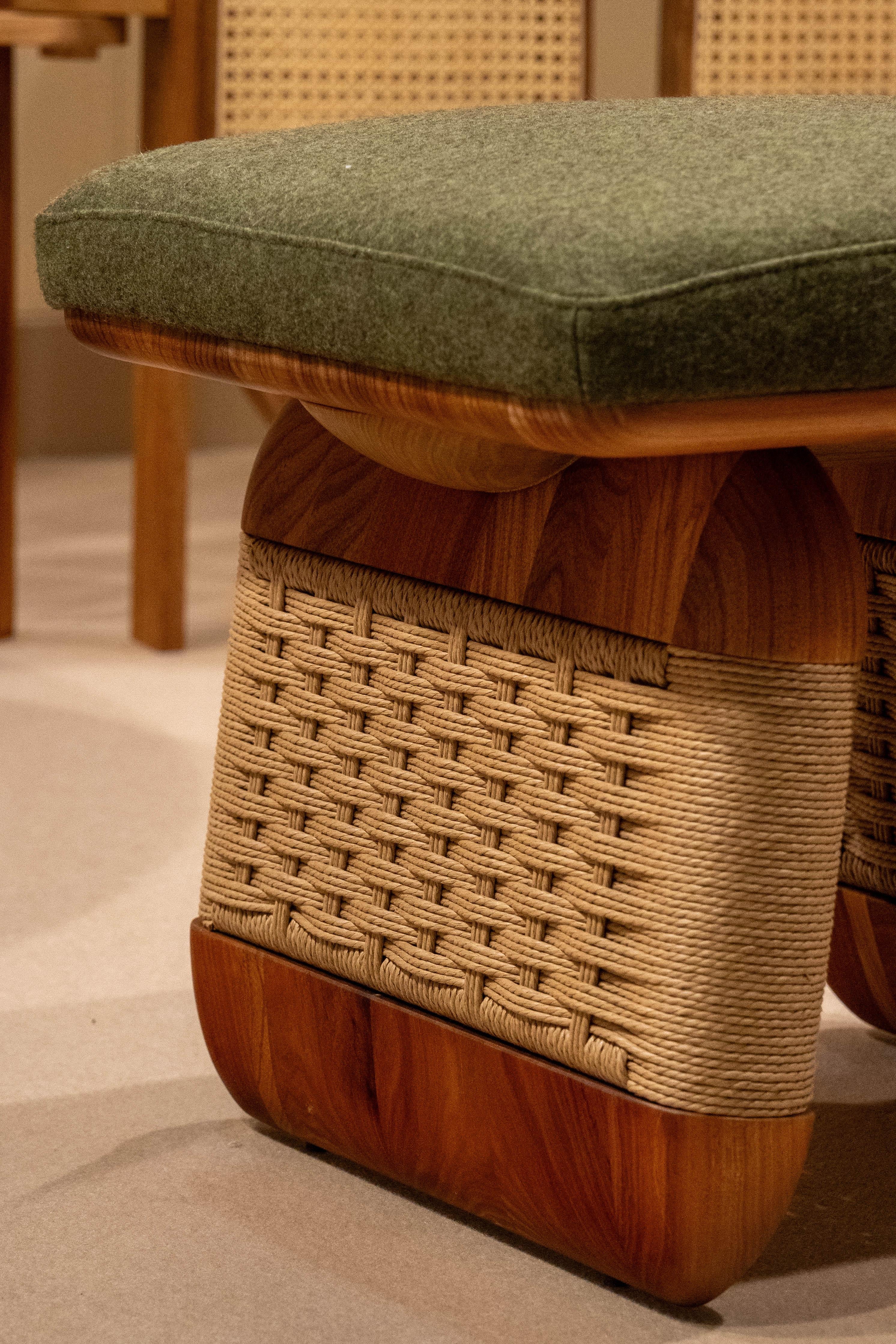Portugais Tabouret Wabi en bois massif avec accents de chêne et cordon danois tissé à la main en vente