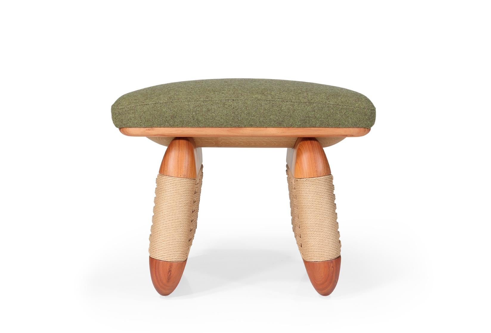 Fait main Tabouret Wabi en bois massif avec accents de chêne et cordon danois tissé à la main en vente