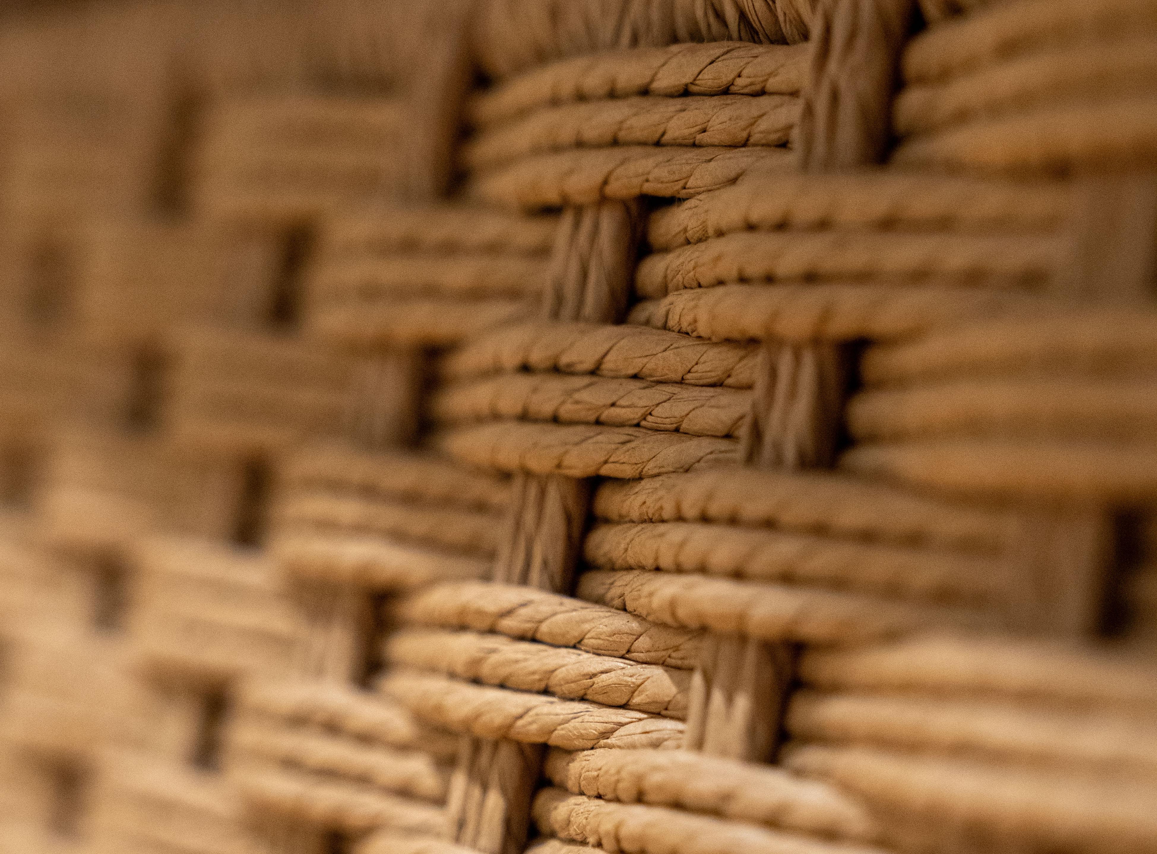 XXIe siècle et contemporain Tabouret Wabi en bois massif avec accents de chêne et cordon danois tissé à la main en vente