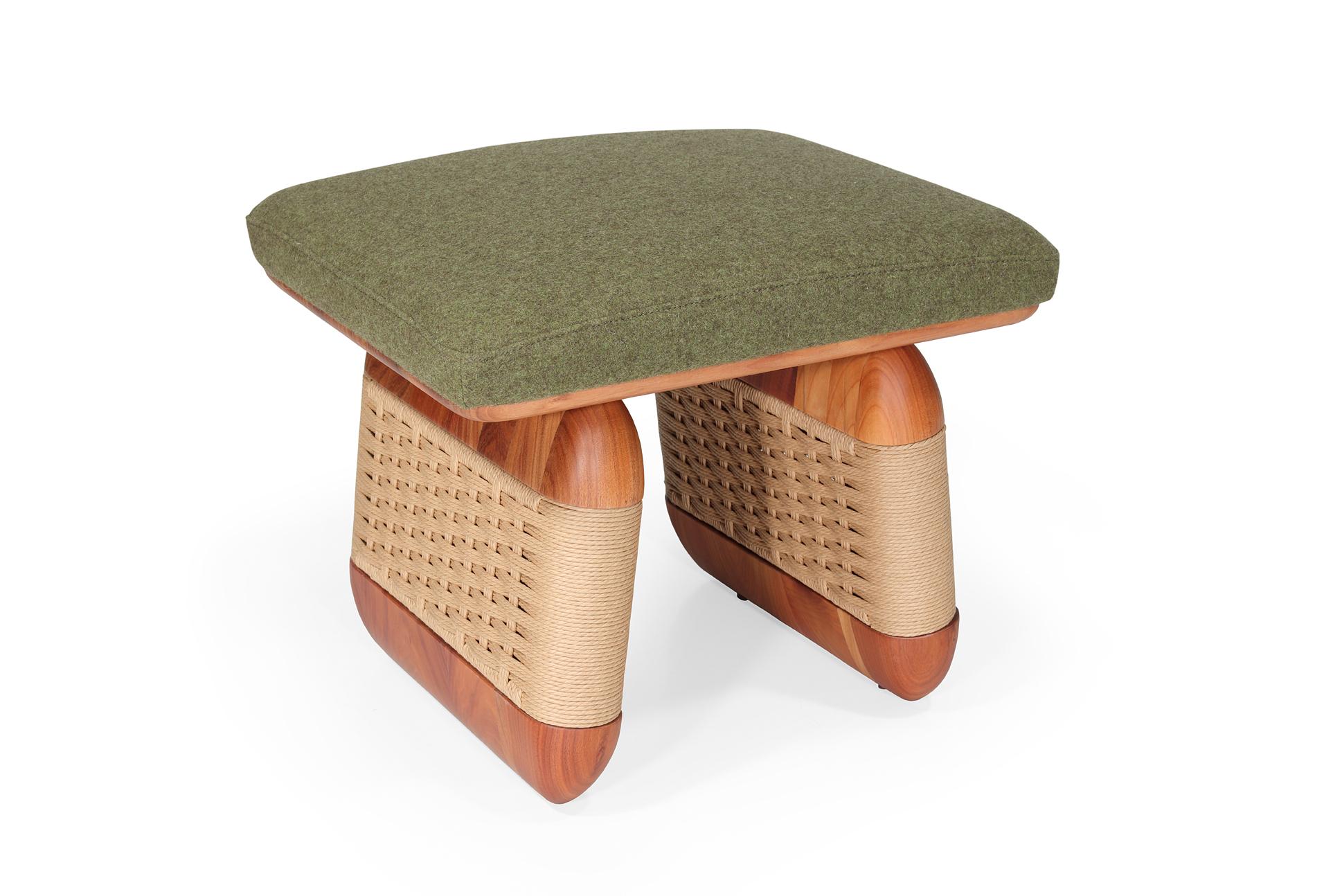Bois de feuillus Tabouret Wabi en bois massif avec accents de chêne et cordon danois tissé à la main en vente