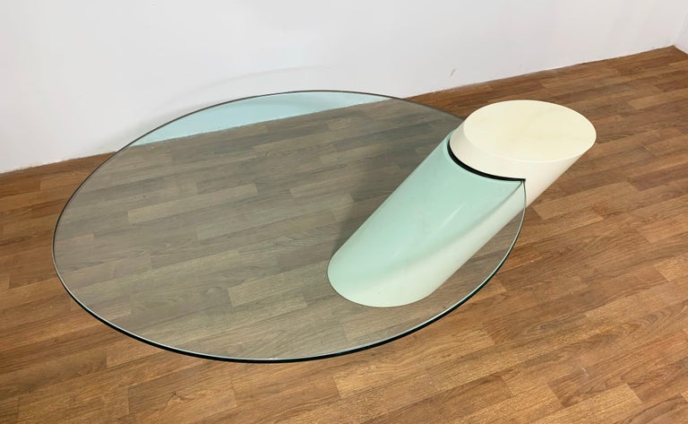 Cantilivered zephyr coffee table by J. Wade Beam for Brueton in white lacquered finish circa 1970s.

Measures: Height to glass, 14 7/8