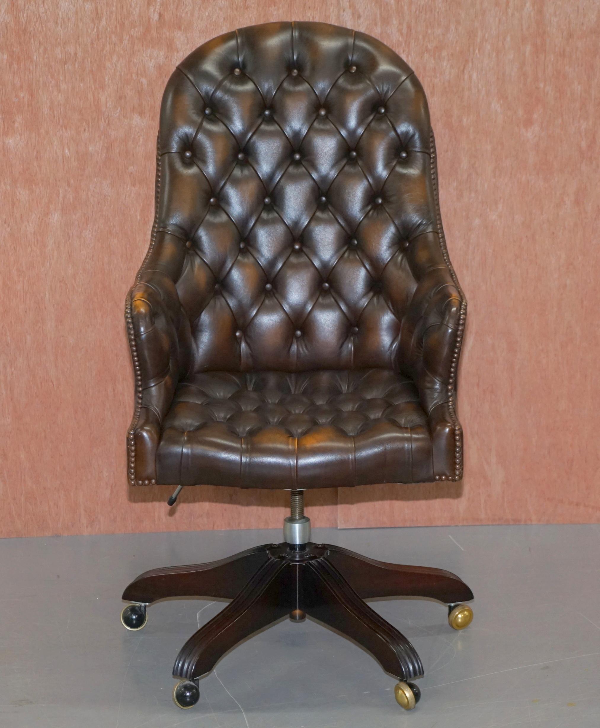 We are delighted to offer for sale this lovely original vintage wade upholstery hand dyed chestnut brown leather Chesterfield tufted captains chair

A very good looking well made and comfortable directors chair. Its Chesterfield buttoned both back
