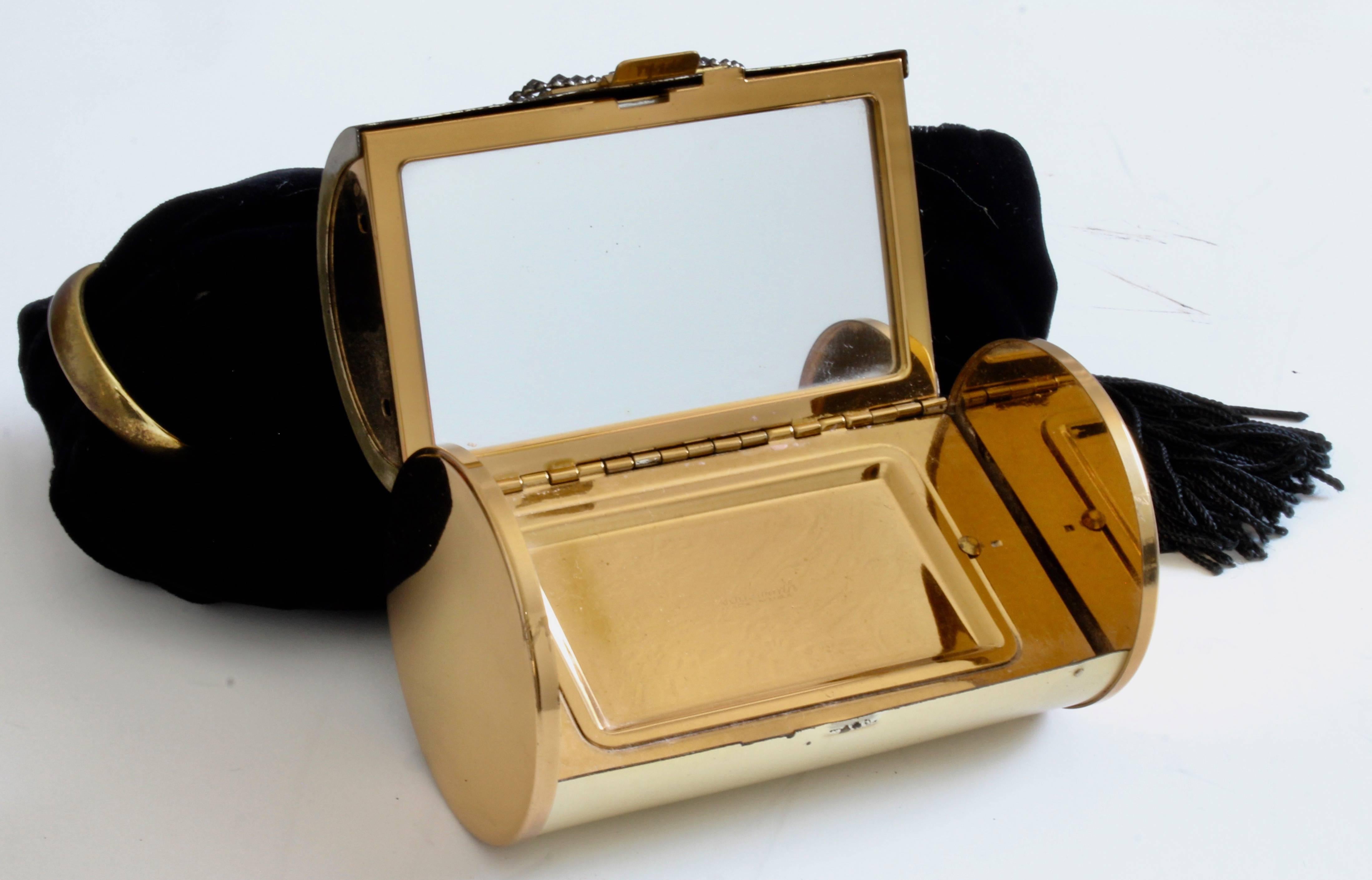 Diese Vintage Minaudière oder kleine Make-up Clutch wurde von Wadsworth hergestellt, wahrscheinlich in den frühen 1960er Jahren.  Sie ist aus goldfarbenem Metall gefertigt und verfügt über ein schwarzes Perlenmuster auf dem Deckel sowie zwei Fächer: