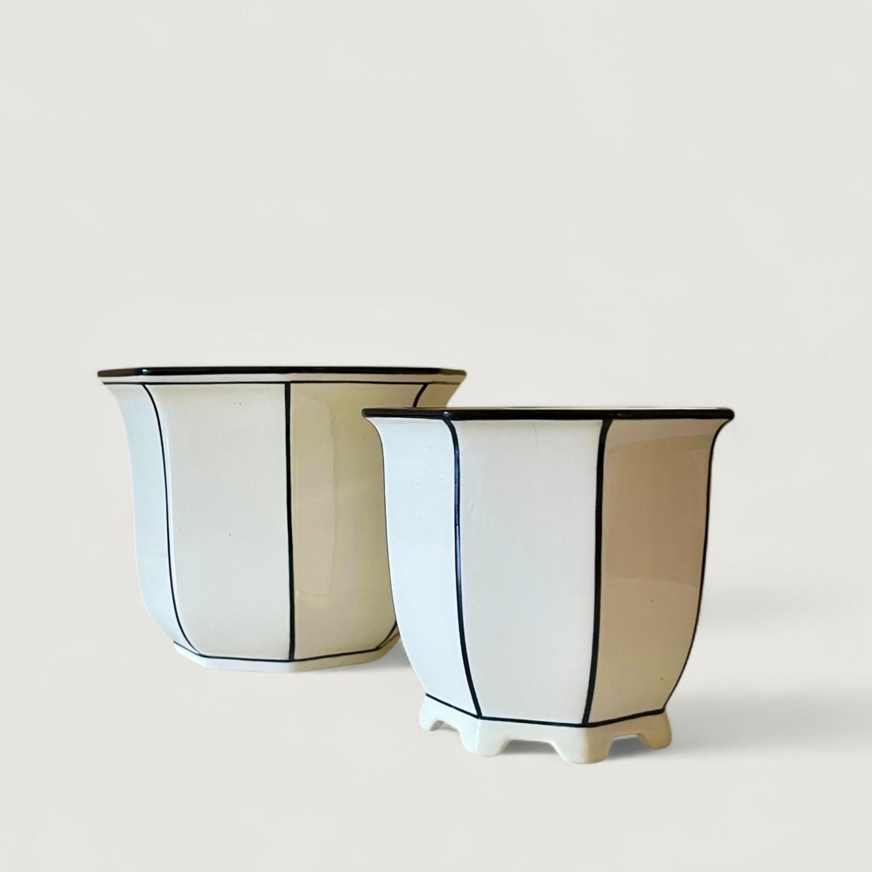 Ein einfaches und elegantes Paar glasierter Keramikvasen mit schwarzem Rand auf cremefarbenem Grund von Waechtersbach, um 1920.

Größere Vase H 5,25 Durchmesser 7,25 Zoll
Kleinere Vase H 4,5 Durchmesser 5 Zoll
