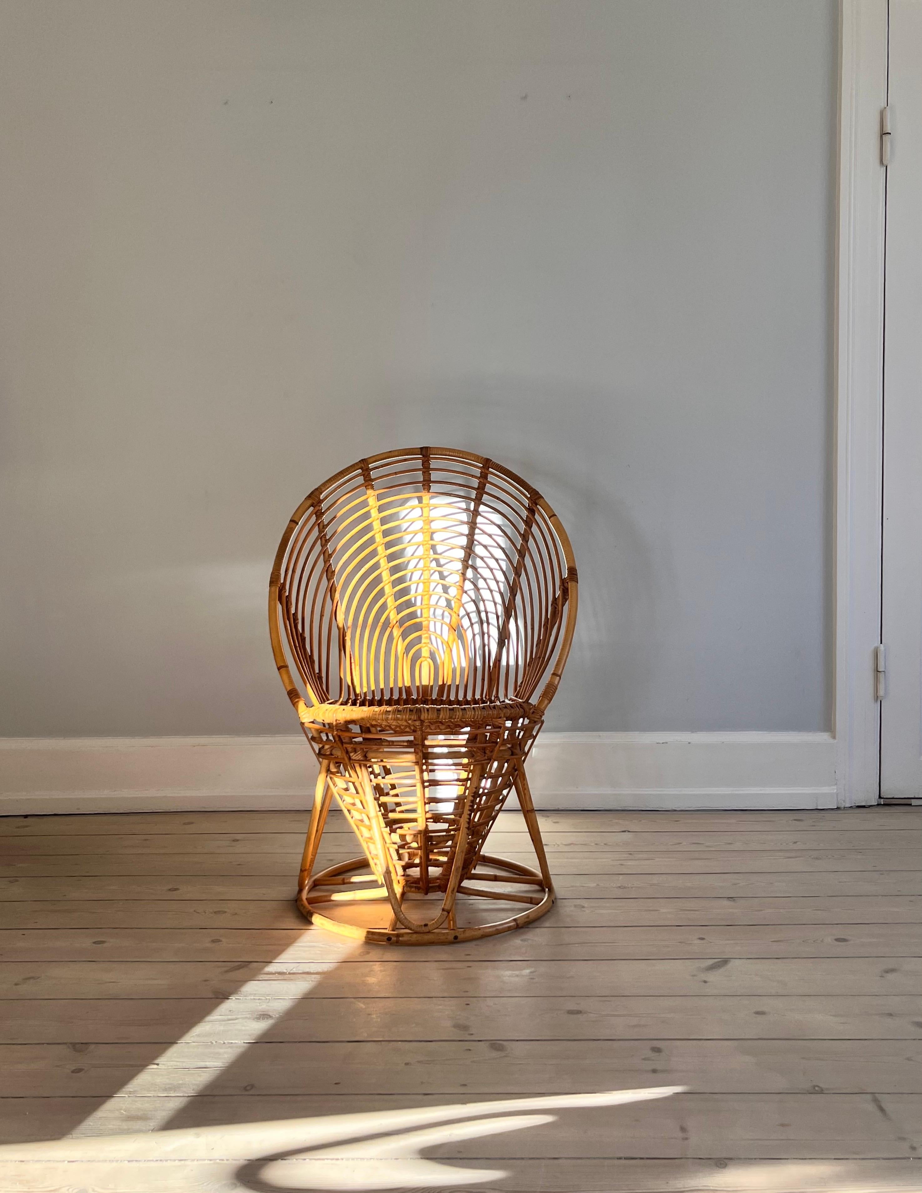 Italiano Sedia da salotto in vimini e rattan a forma di waffle in vendita