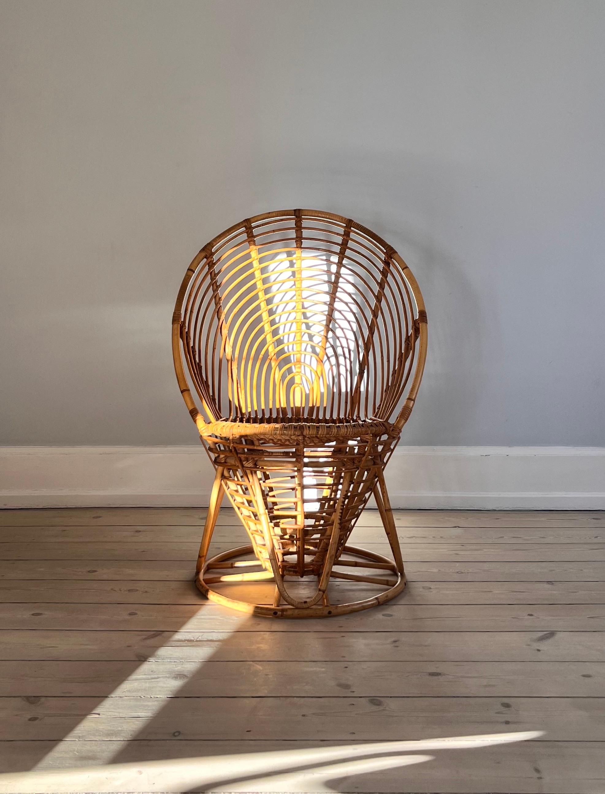 Fine XX secolo Sedia da salotto in vimini e rattan a forma di waffle in vendita