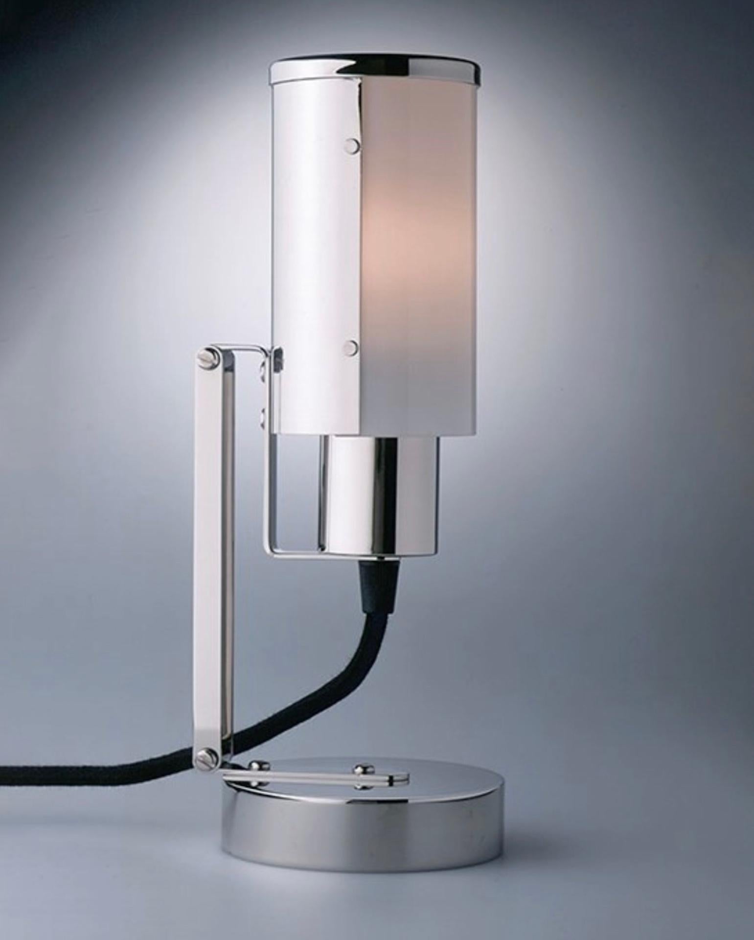Cette lampe multifonctionnelle a été conçue par Wilhelm Wagenfeld en 1939. Elle a été créée à l'origine comme une 