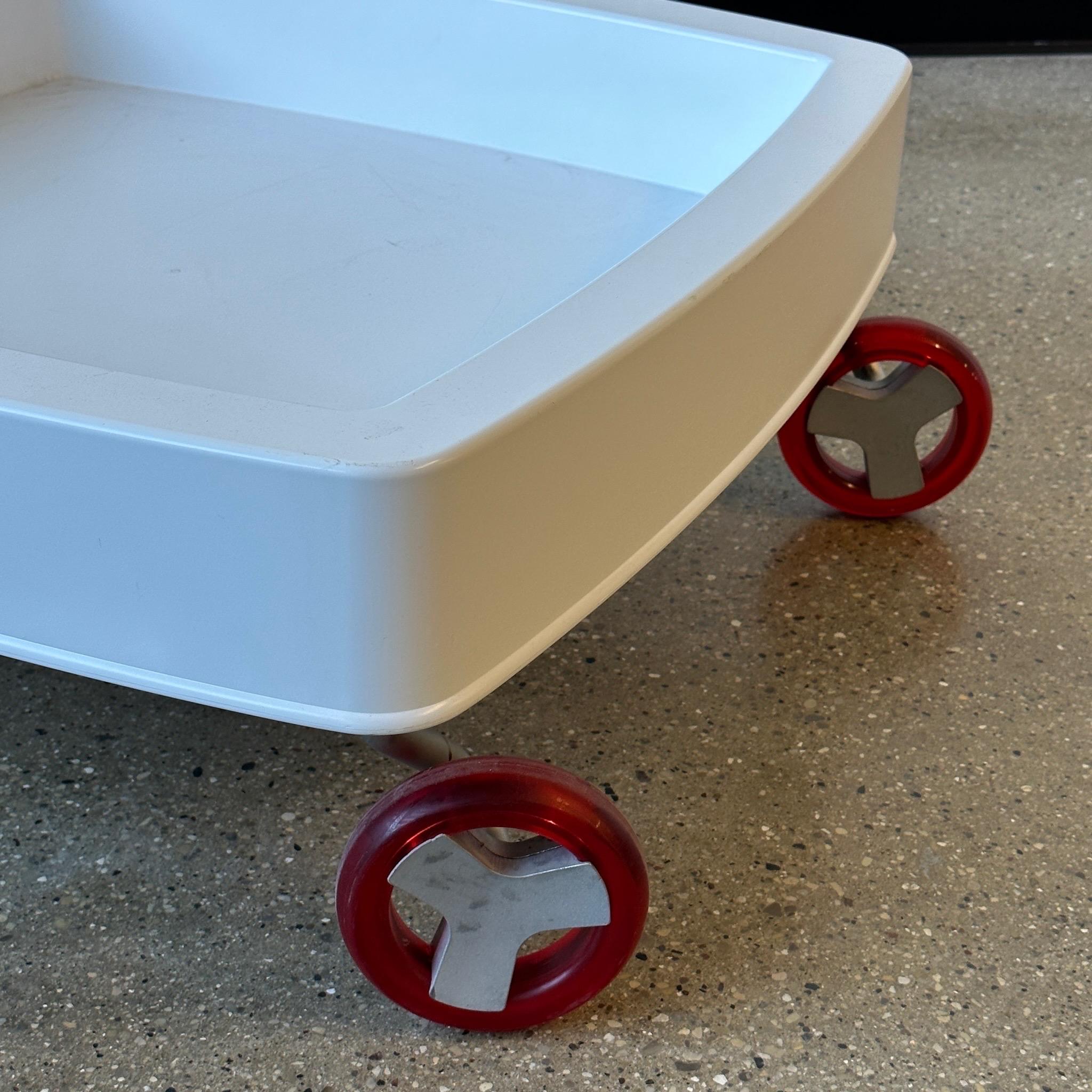 c. 2002. Trois disponibles. Roues roulantes en plastique. Fabriquées en Italie. 

