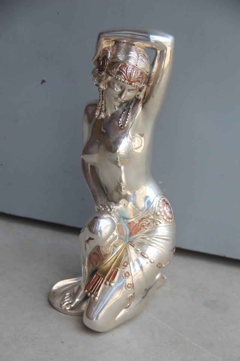 Scultura Wagtail in resina e argento Stile Art Déco Kneeling Lady 1970, scultura in resina ricoperta di lamina d'argento.