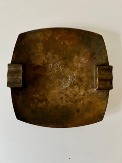 Plat en bronze patiné Wah Ming Chang avec cheval gravé