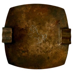 Plat en bronze patiné Wah Ming Chang avec cheval gravé